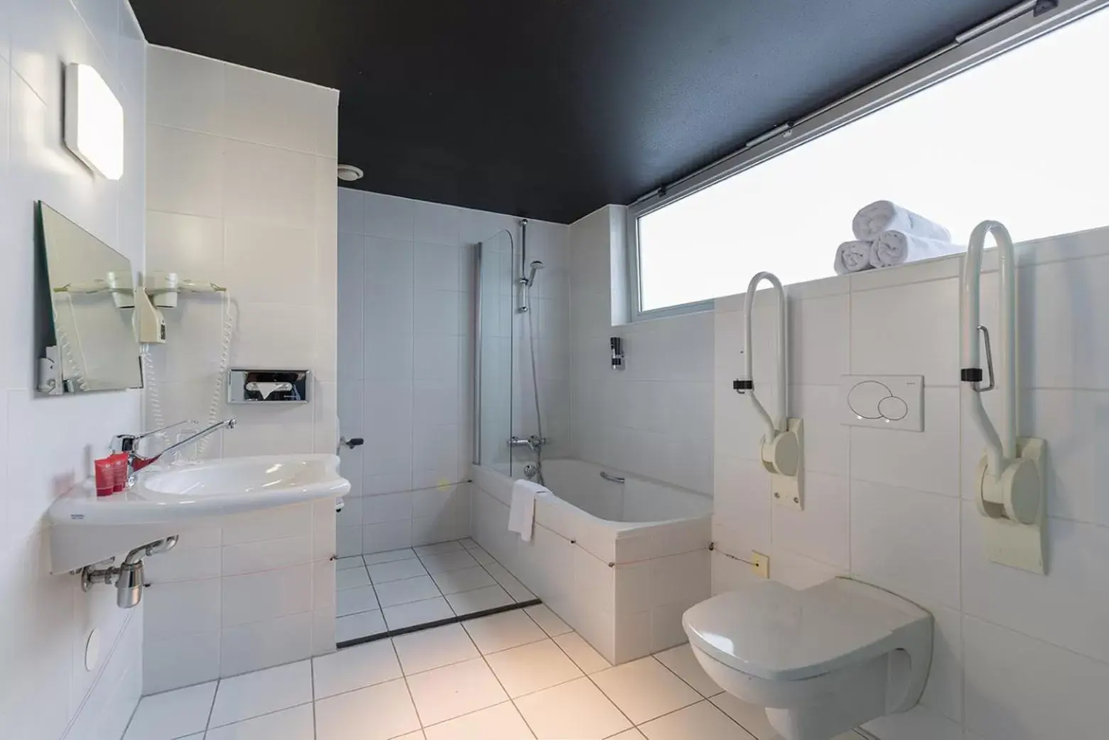 Bathroom in Leonardo Hotel Almere City Center