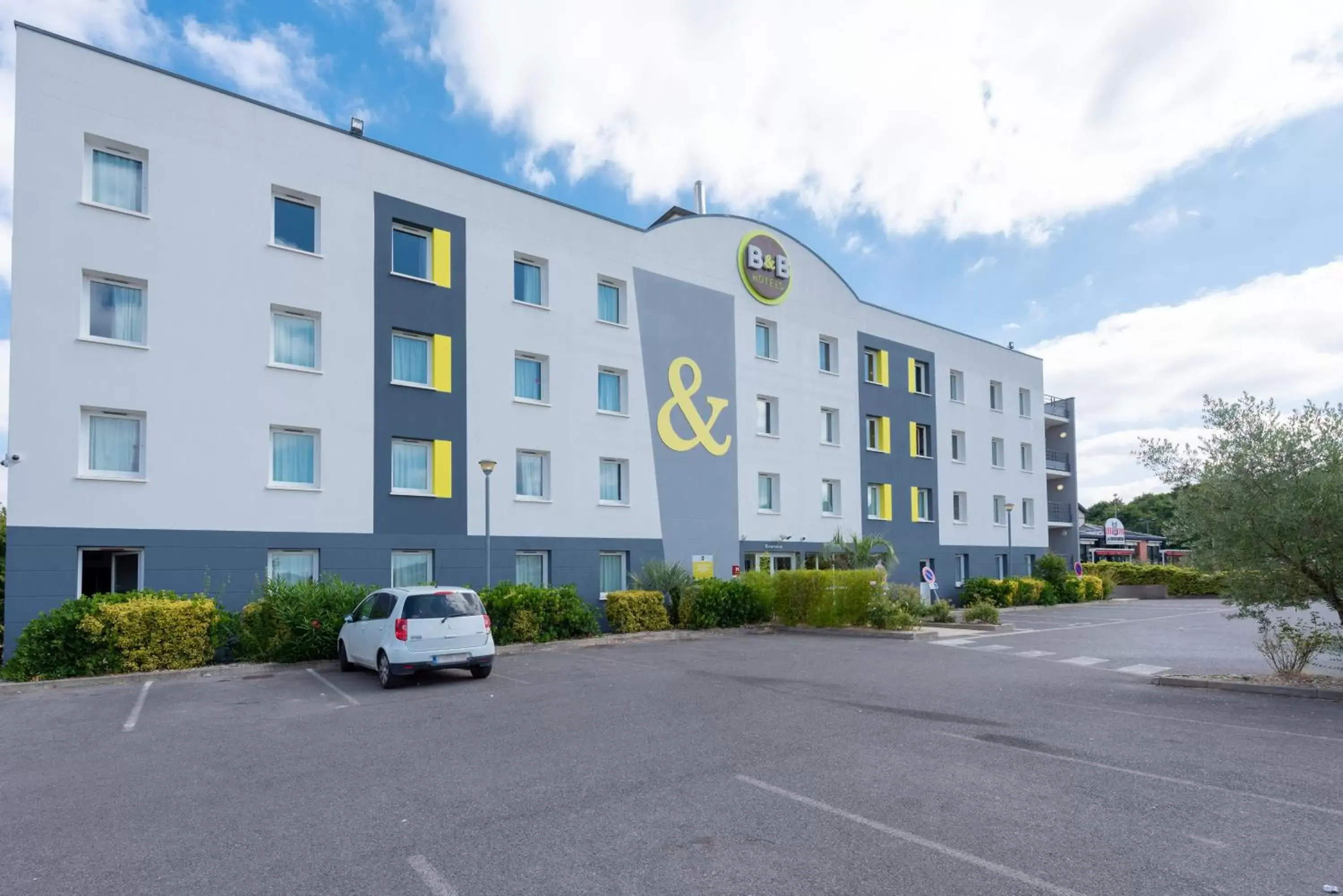 Facade/entrance, Property Building in B&B HOTEL Creil Chantilly