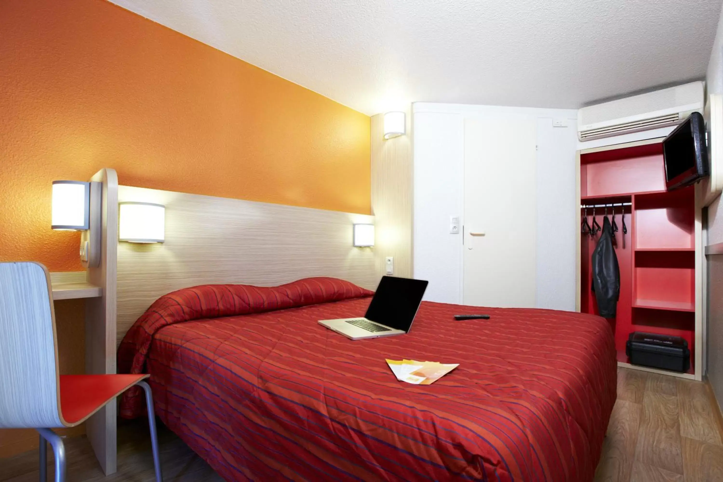 Photo of the whole room, Bed in Premiere Classe Beziers