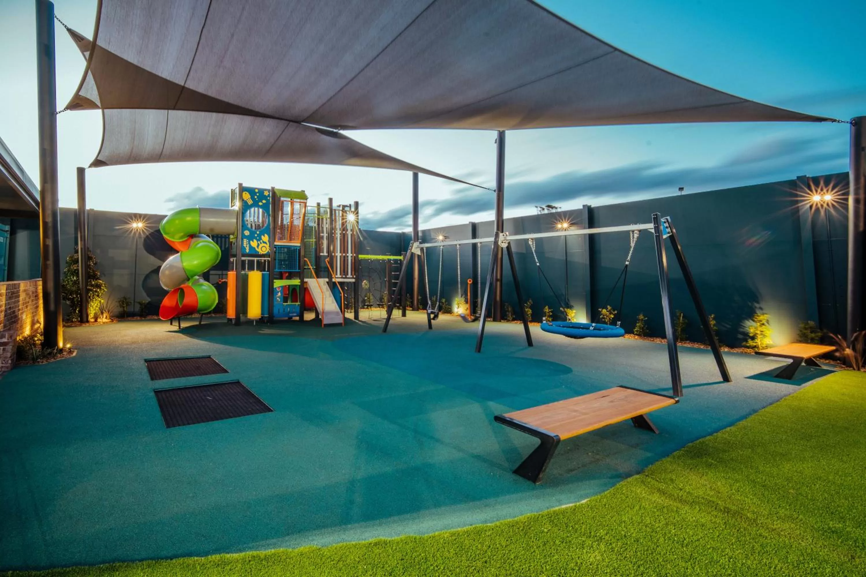 Restaurant/places to eat, Swimming Pool in Barrack Point Holidays