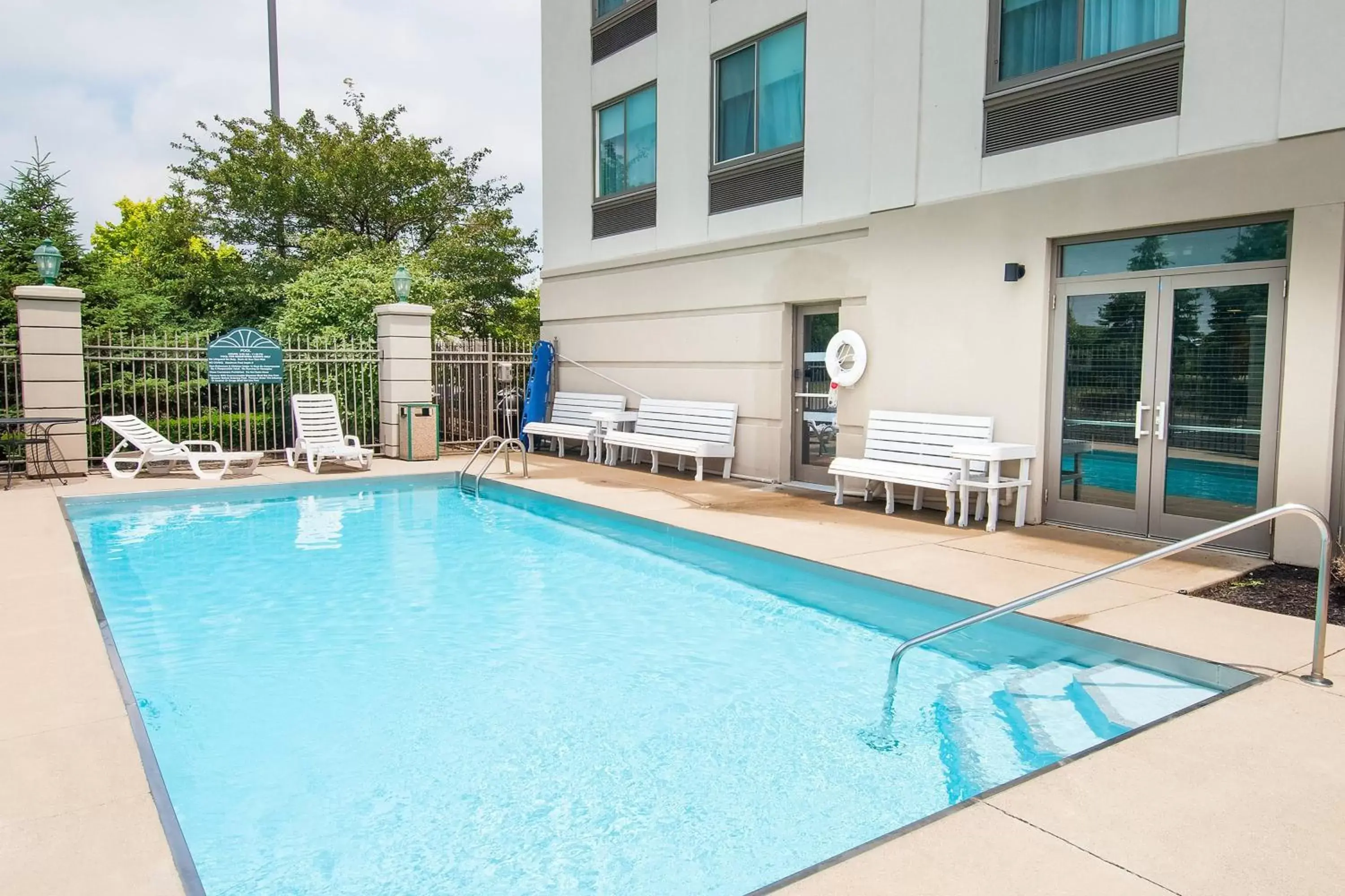 Swimming Pool in Four Points by Sheraton Columbus-Polaris