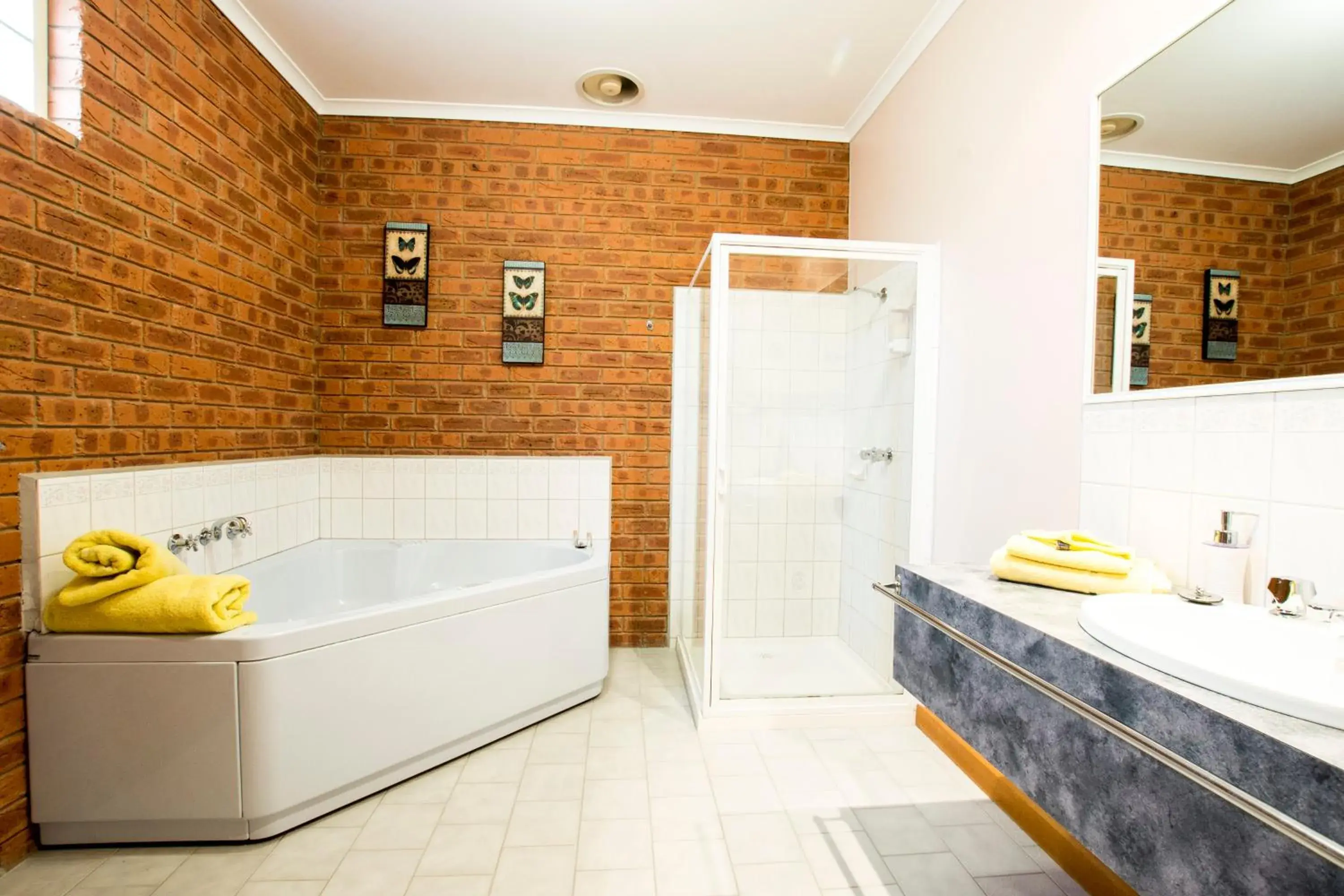 Bath, Bathroom in Golden River Motor Inn