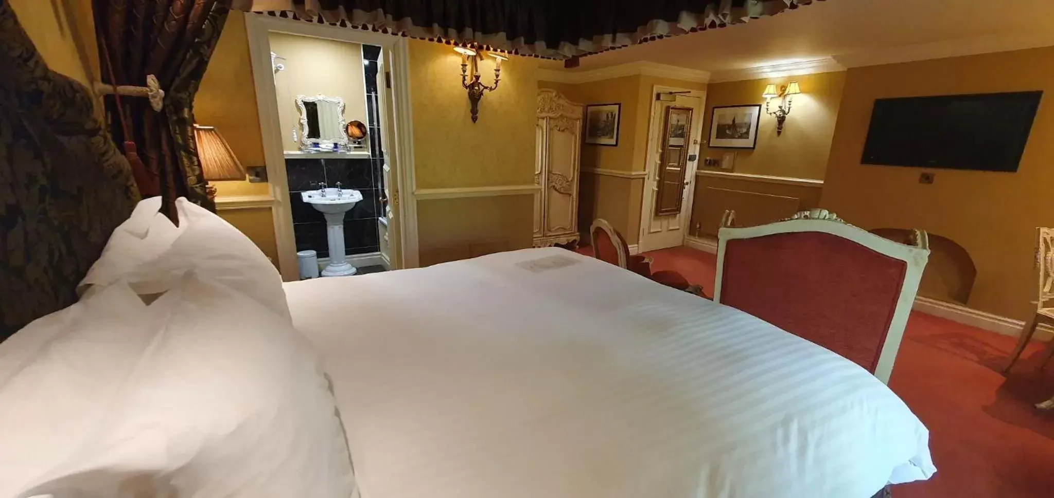 Bed in Lumley Castle Hotel