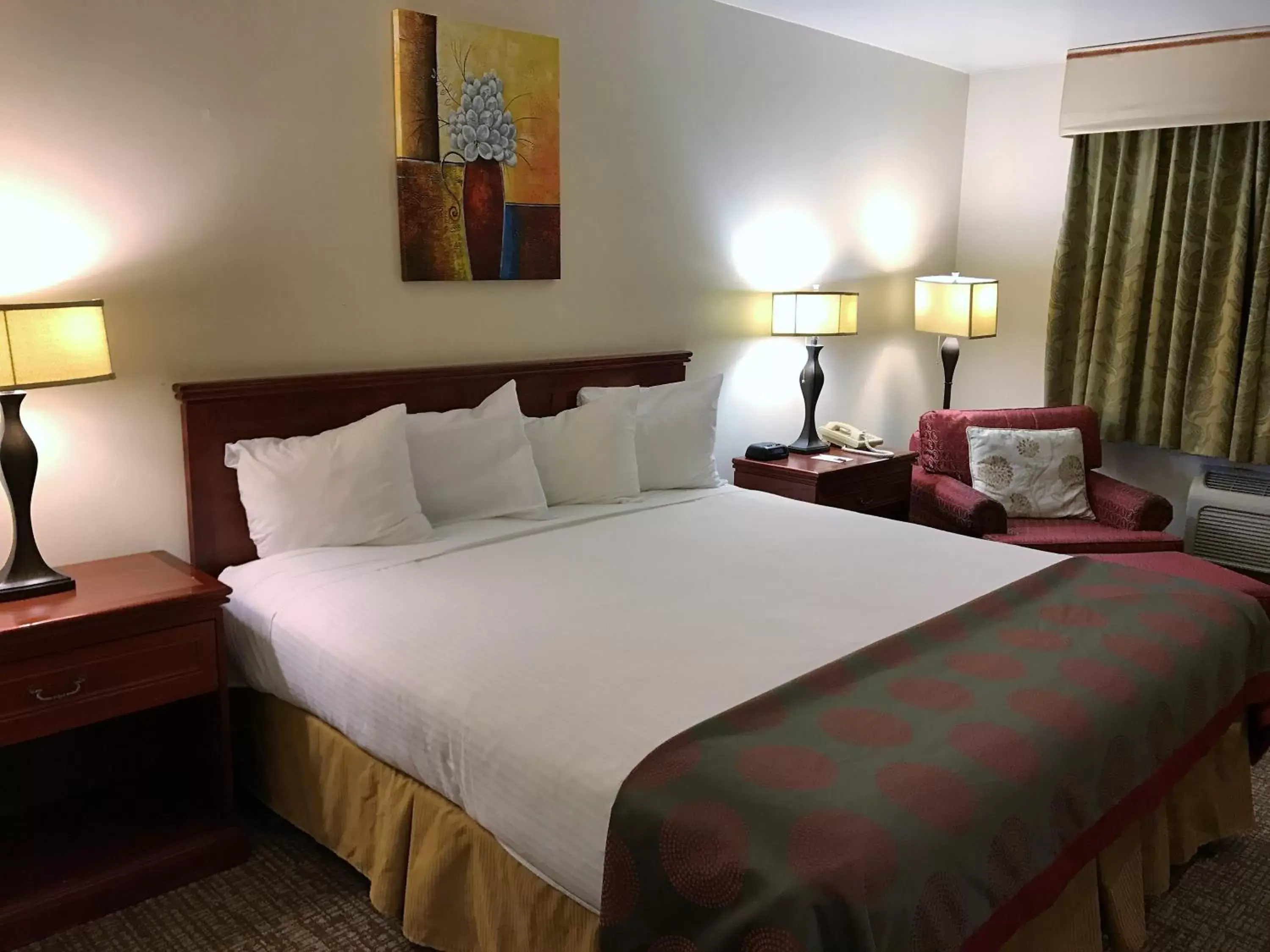 Photo of the whole room, Bed in Ramada by Wyndham Draper