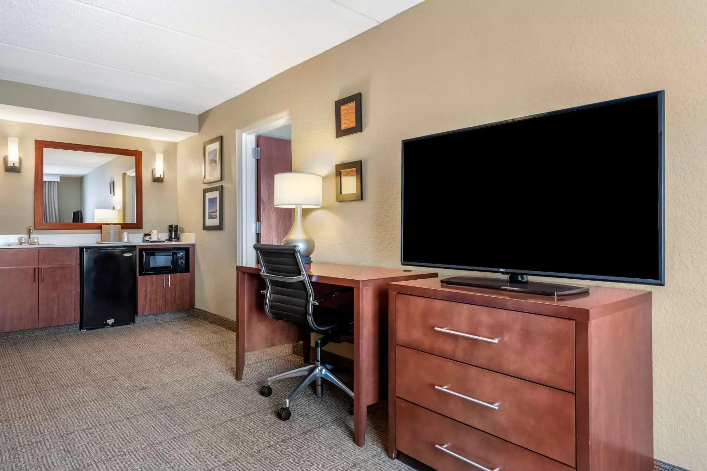 Photo of the whole room, TV/Entertainment Center in Comfort Inn & Suites Orlando North