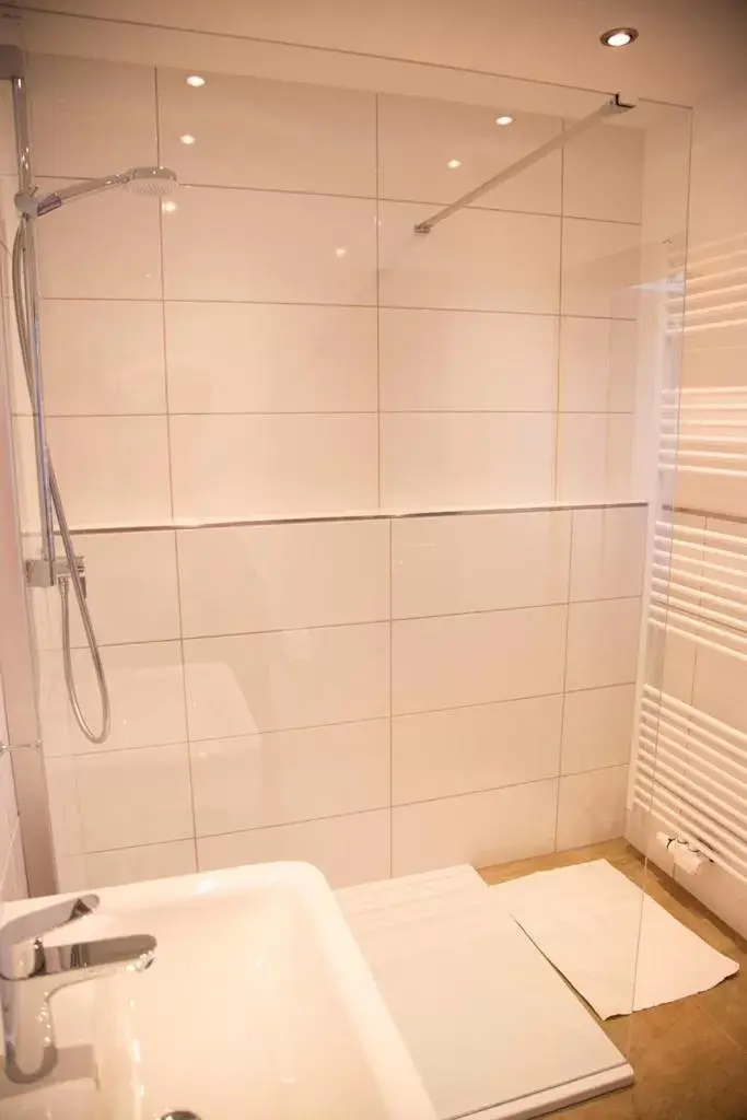 Shower, Bathroom in Hotel Zum Goldenen Stern