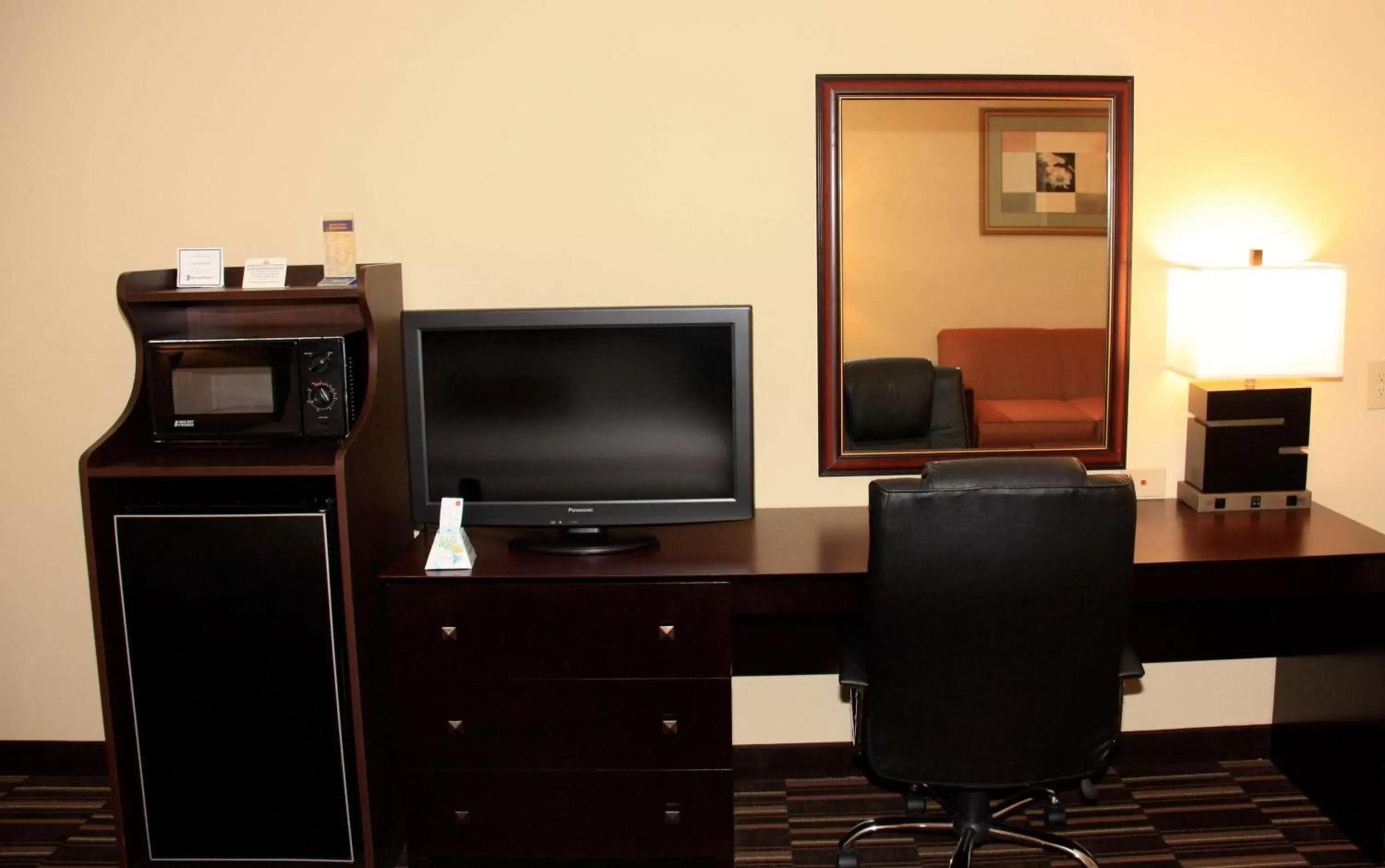 Photo of the whole room, TV/Entertainment Center in Best Western Greenville Inn