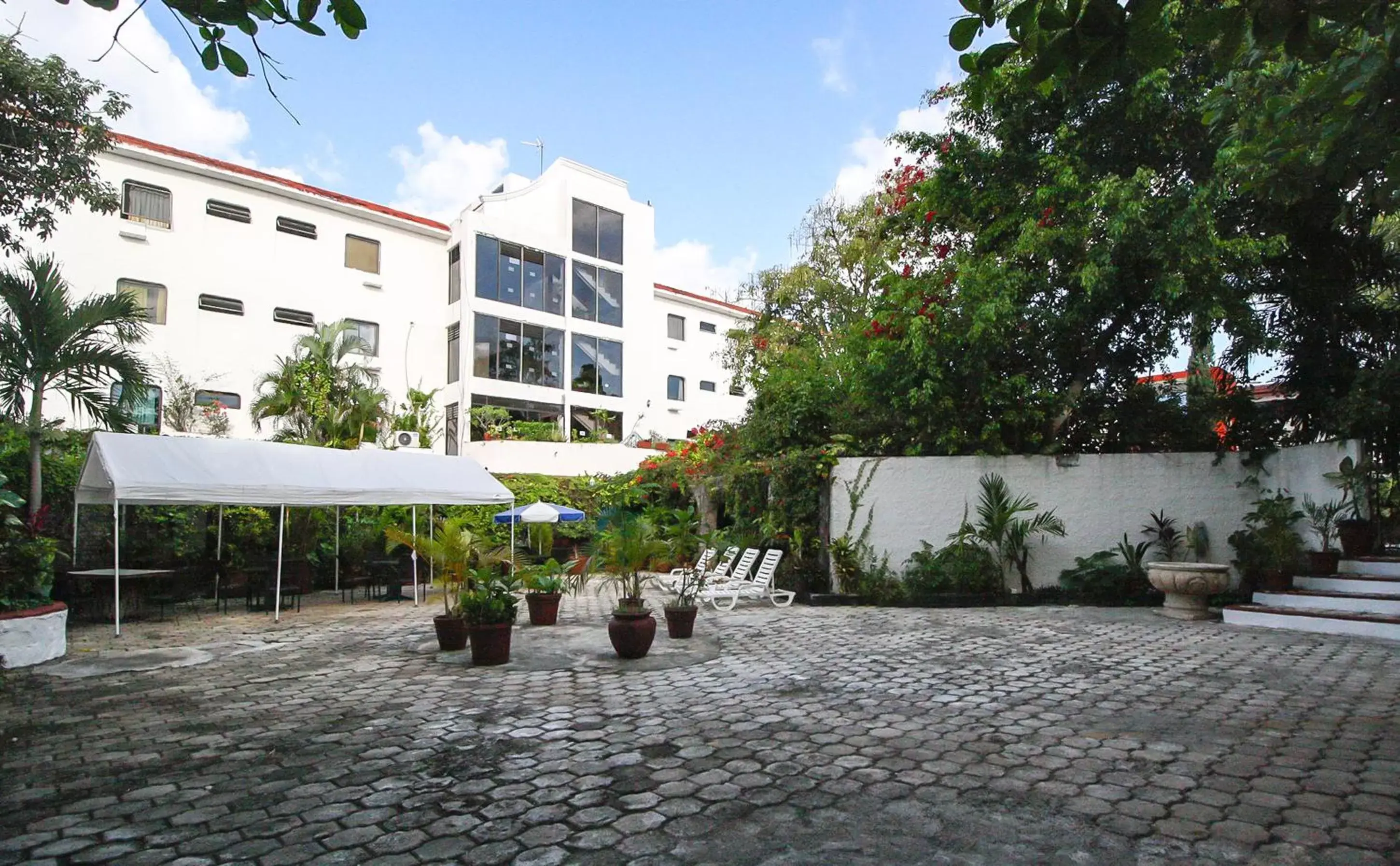 Property Building in Hotel Xbalamqué & Spa Cancún Centro