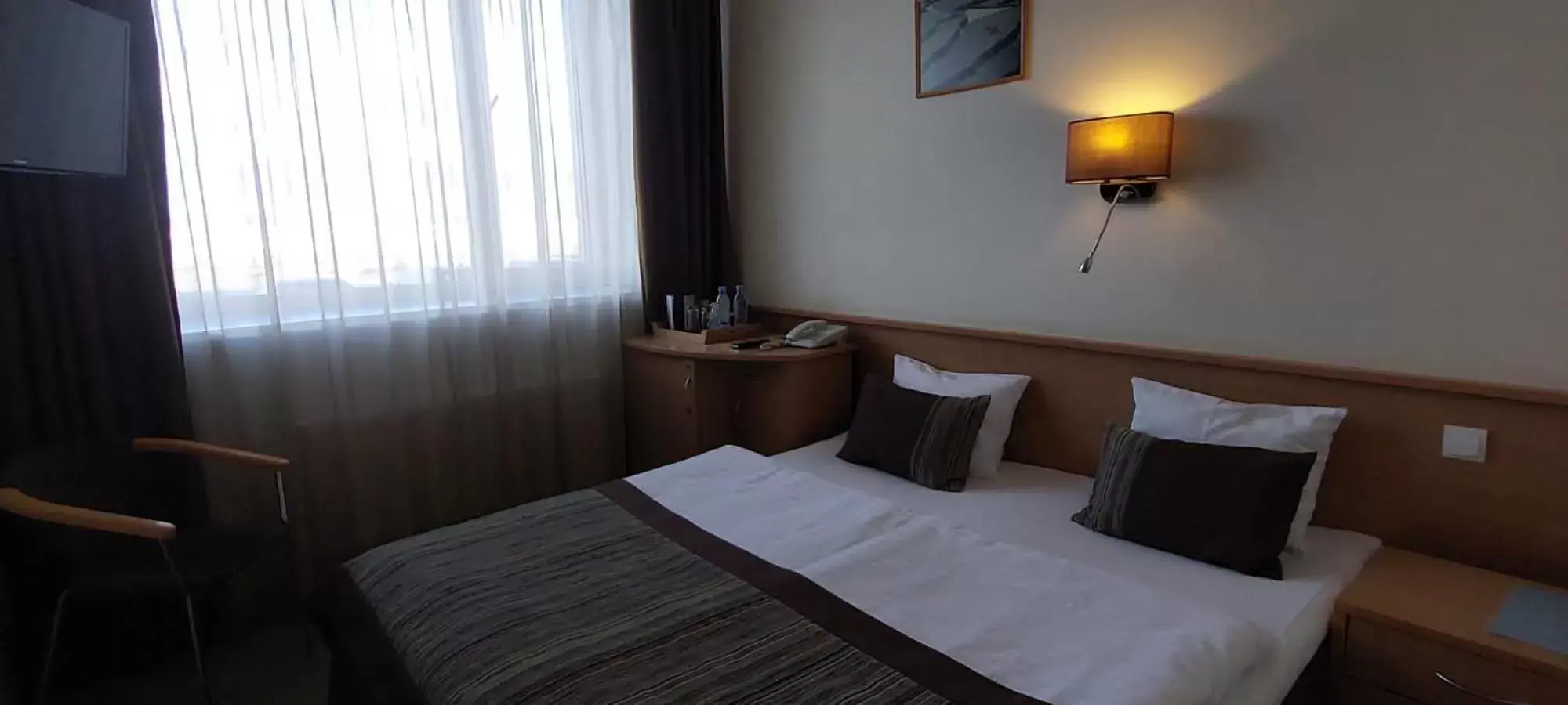 Photo of the whole room, Bed in Sky High Hotel Airport 200 meters from the terminal