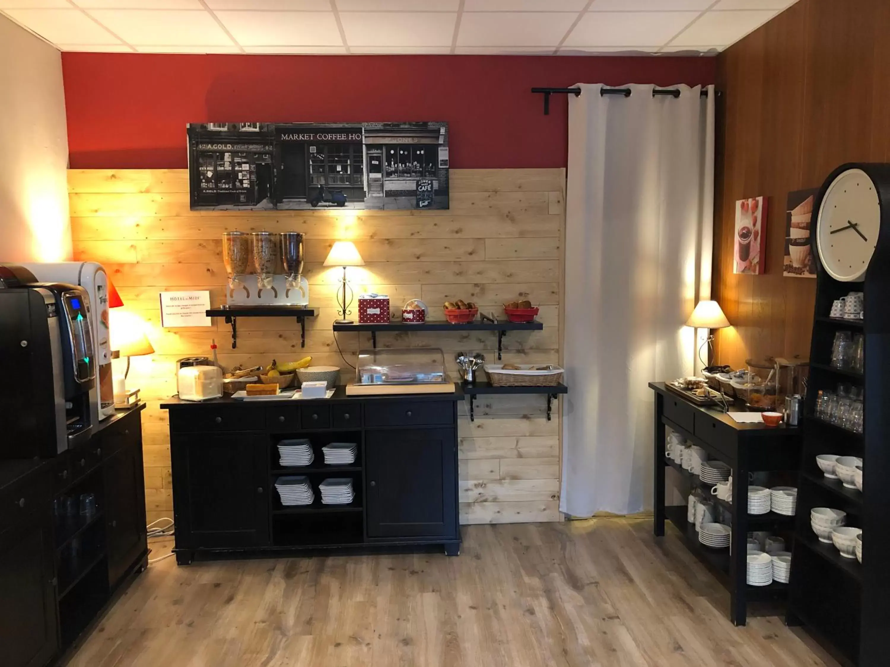 Breakfast, Kitchen/Kitchenette in Hôtel du Midi