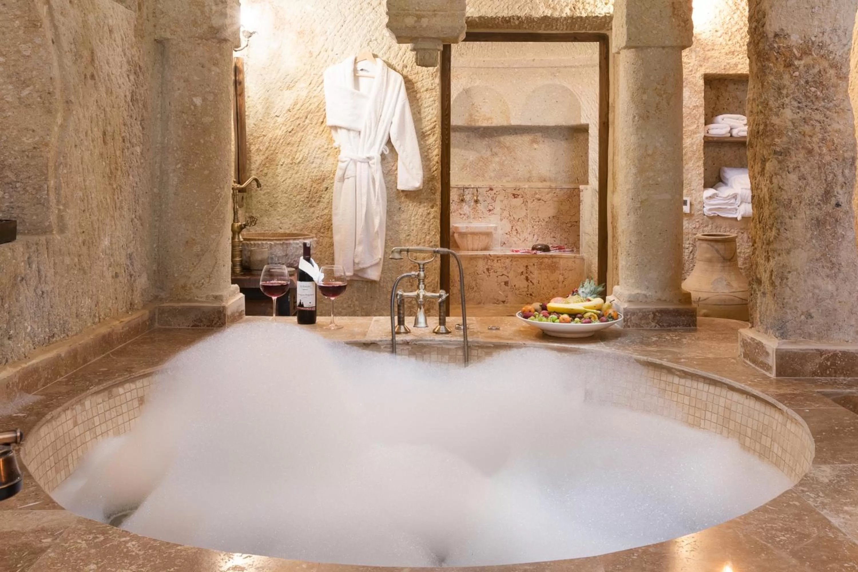 Hot Tub in Kayata Cave Suites Special Class