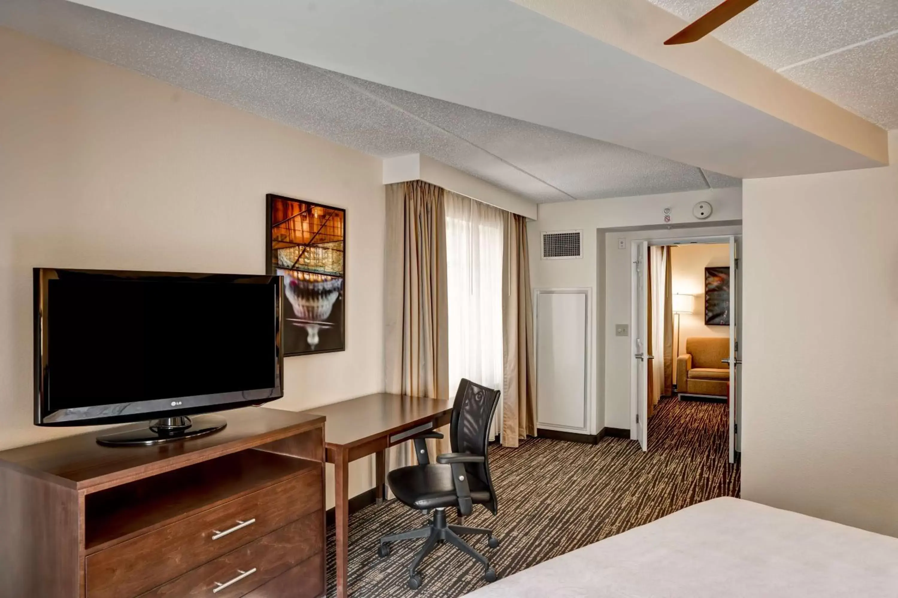 Bedroom, TV/Entertainment Center in Homewood Suites by Hilton Washington, D.C. Downtown