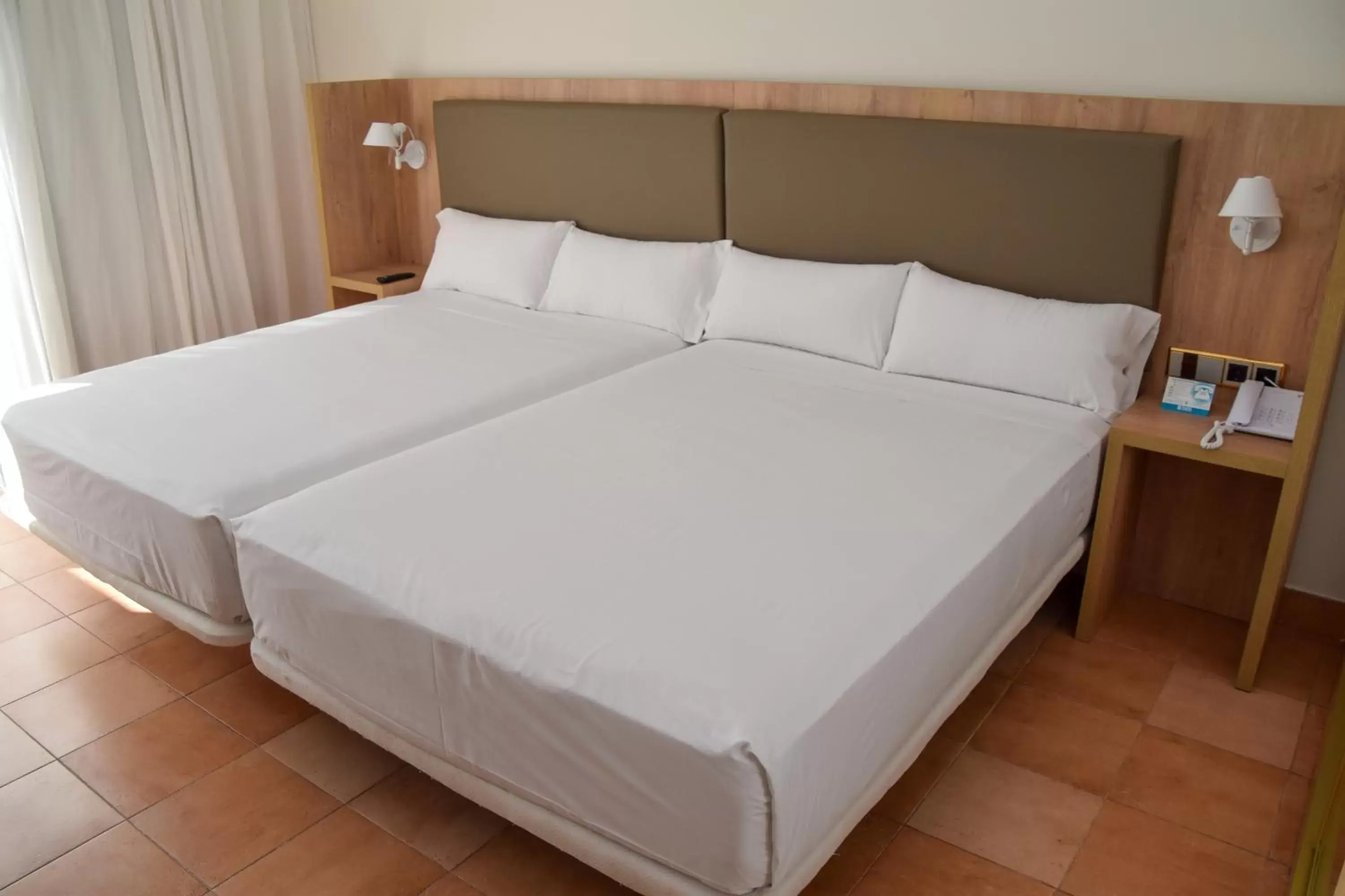 Bed in PLAYABALLENA SPA HOTEL