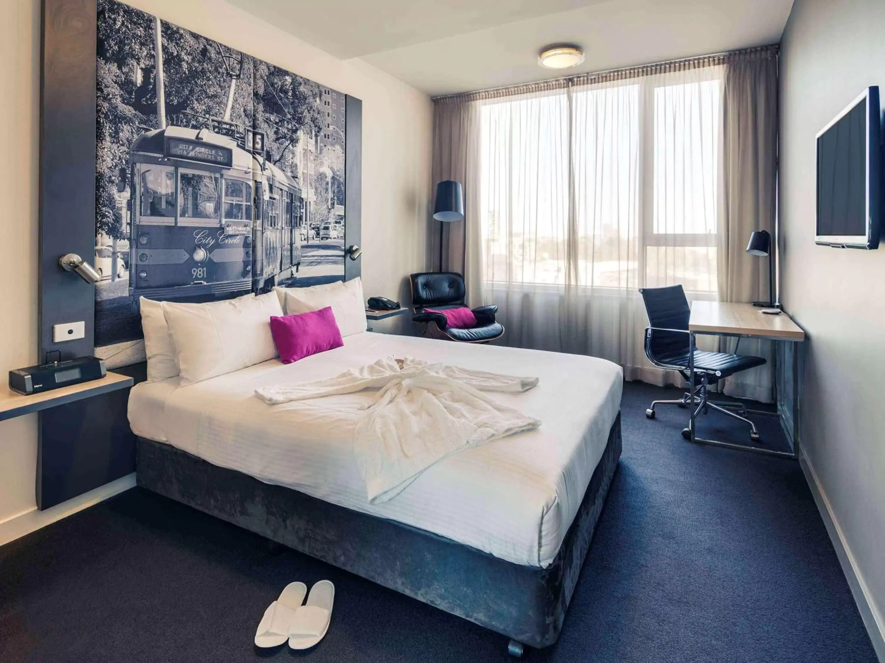 Photo of the whole room, Bed in Mercure Melbourne Therry Street
