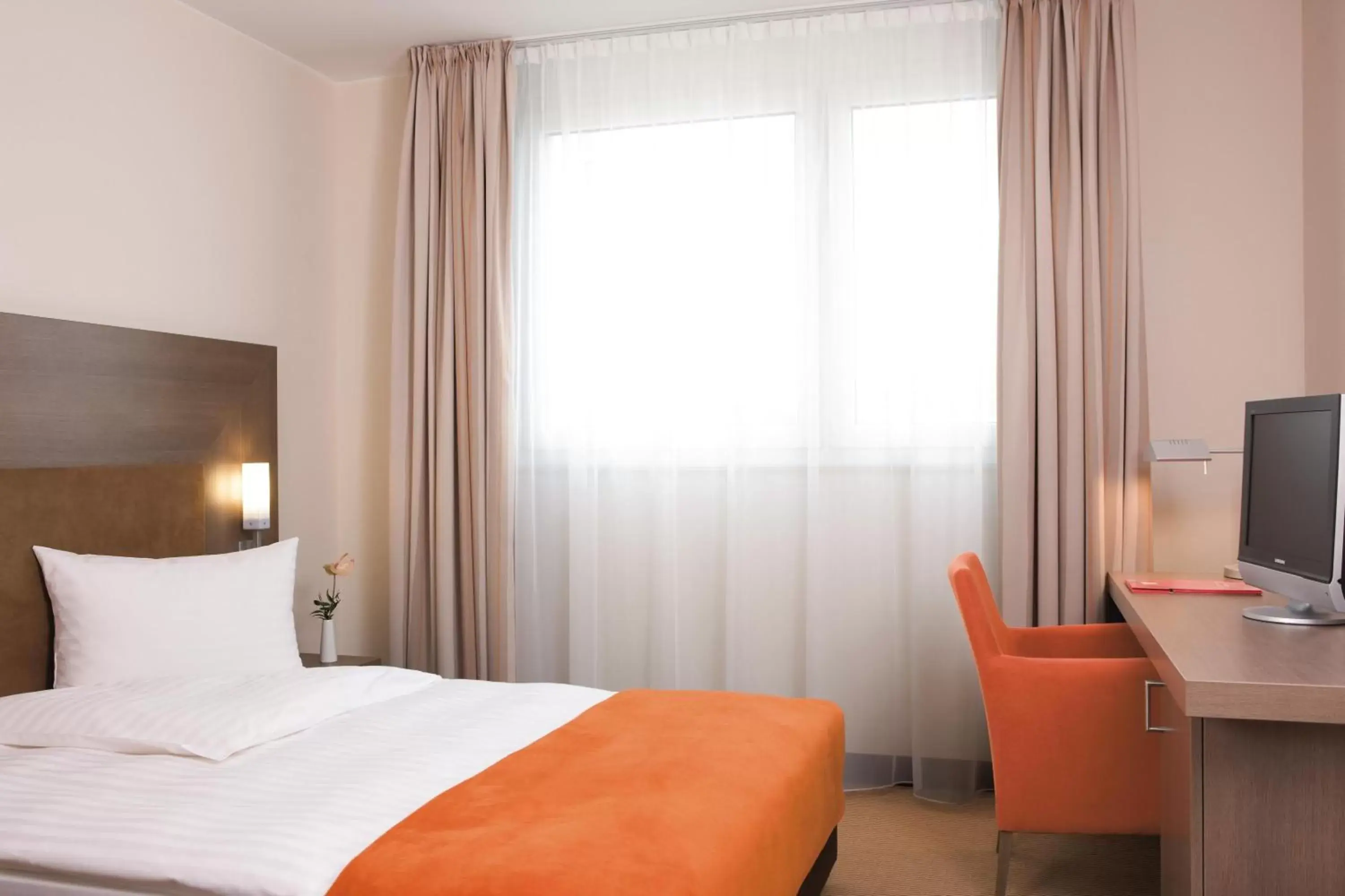 Photo of the whole room, Room Photo in IntercityHotel Essen