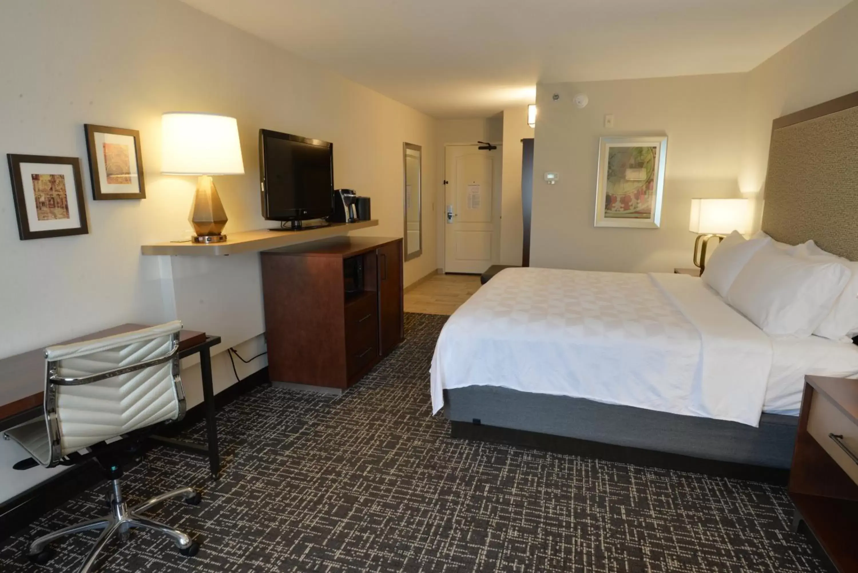 Photo of the whole room, Bed in Holiday Inn Hotel & Suites Minneapolis-Lakeville, an IHG Hotel