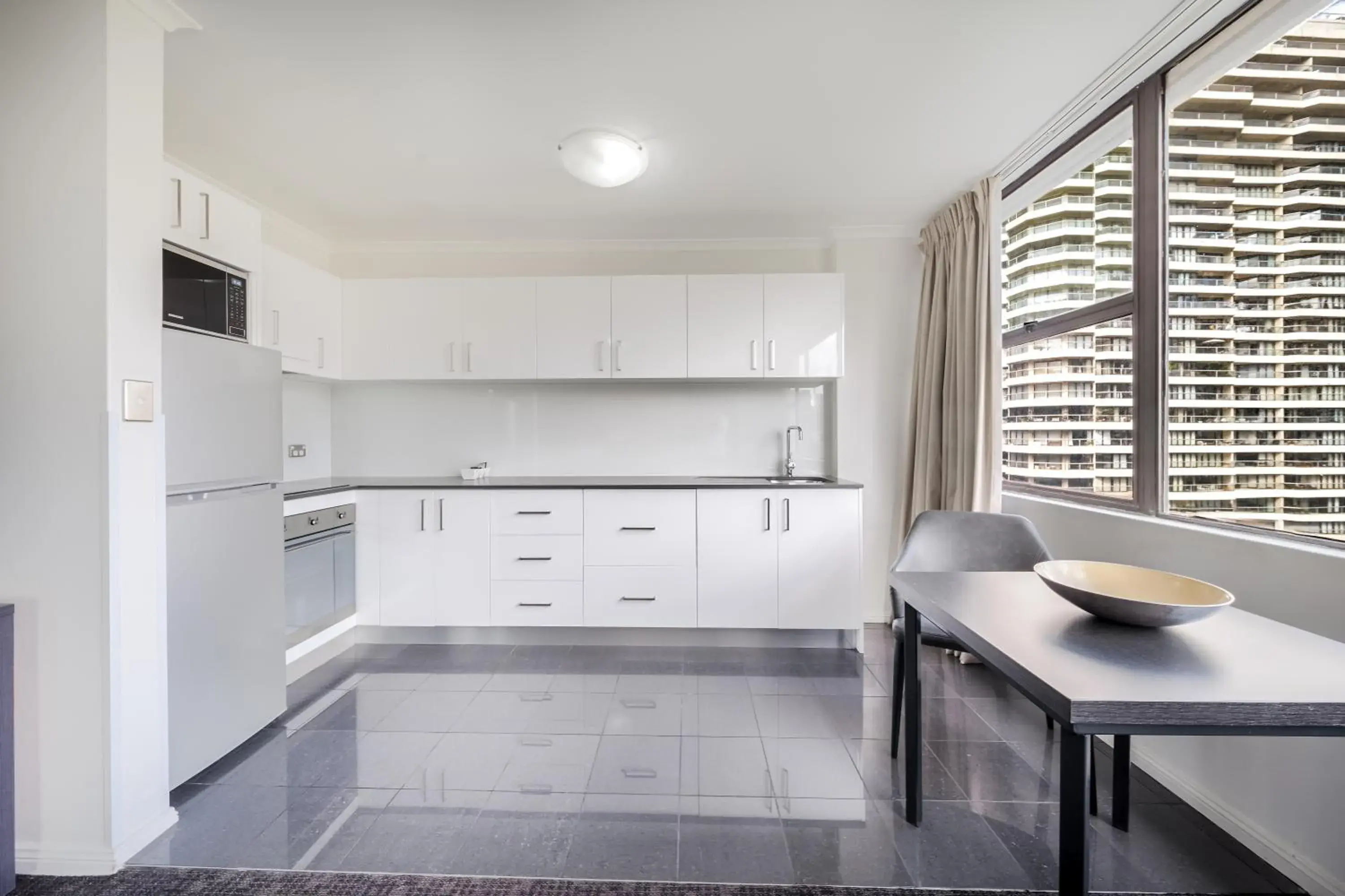 Kitchen or kitchenette, Kitchen/Kitchenette in Oaks Sydney Hyde Park Suites