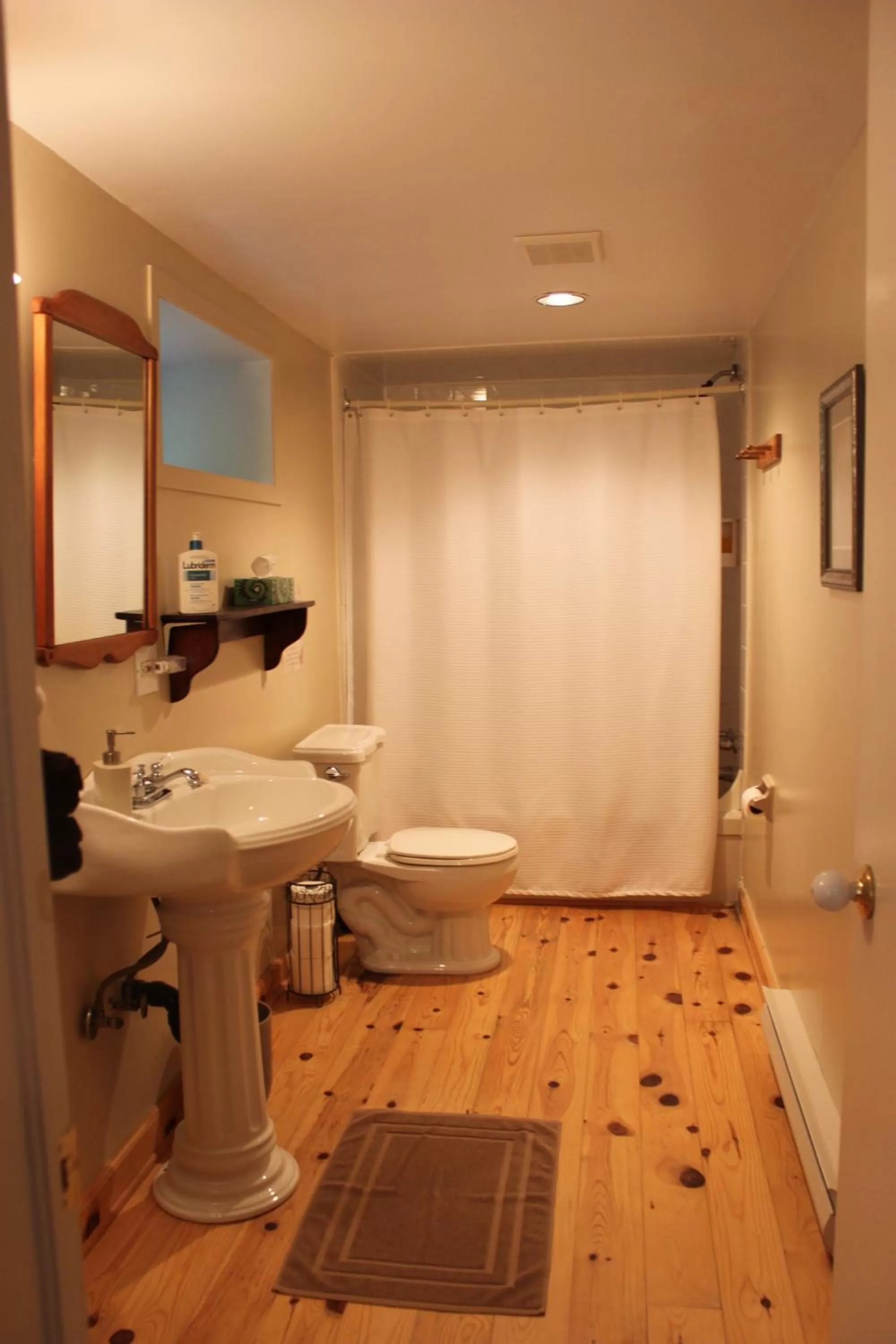 Bathroom in La Grange Country Inn