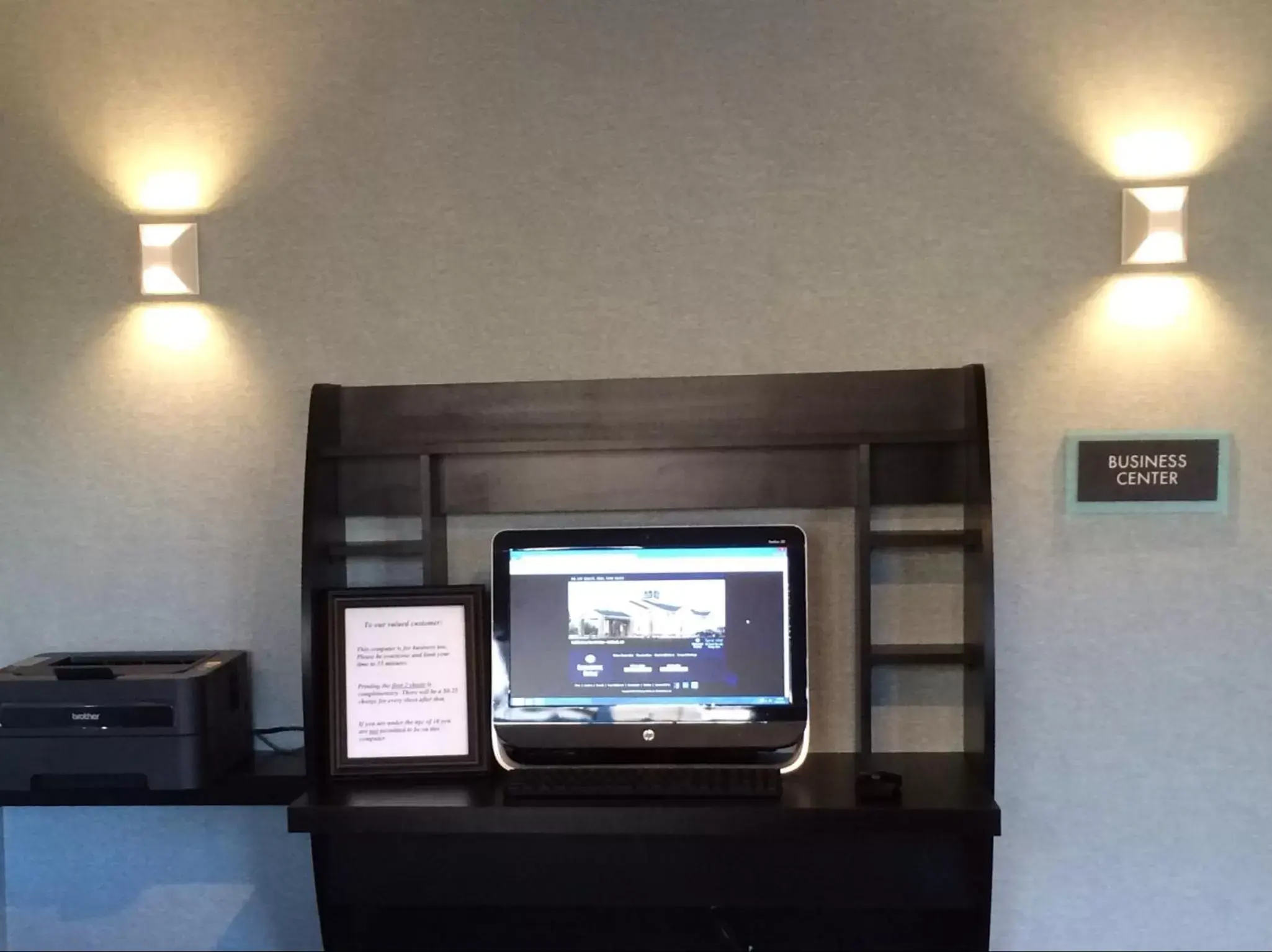TV and multimedia, TV/Entertainment Center in Boarders Inn & Suites by Cobblestone Hotels - Ashland City