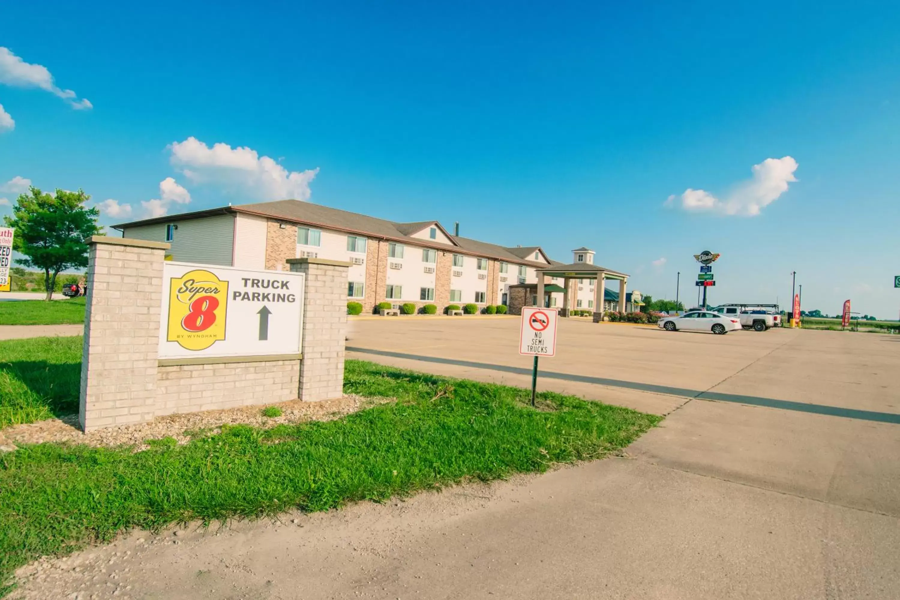 Property building in Super 8 by Wyndham McLean/Bloomington SW Property building in Super 8 by Wyndham McLean/Bloomington SW