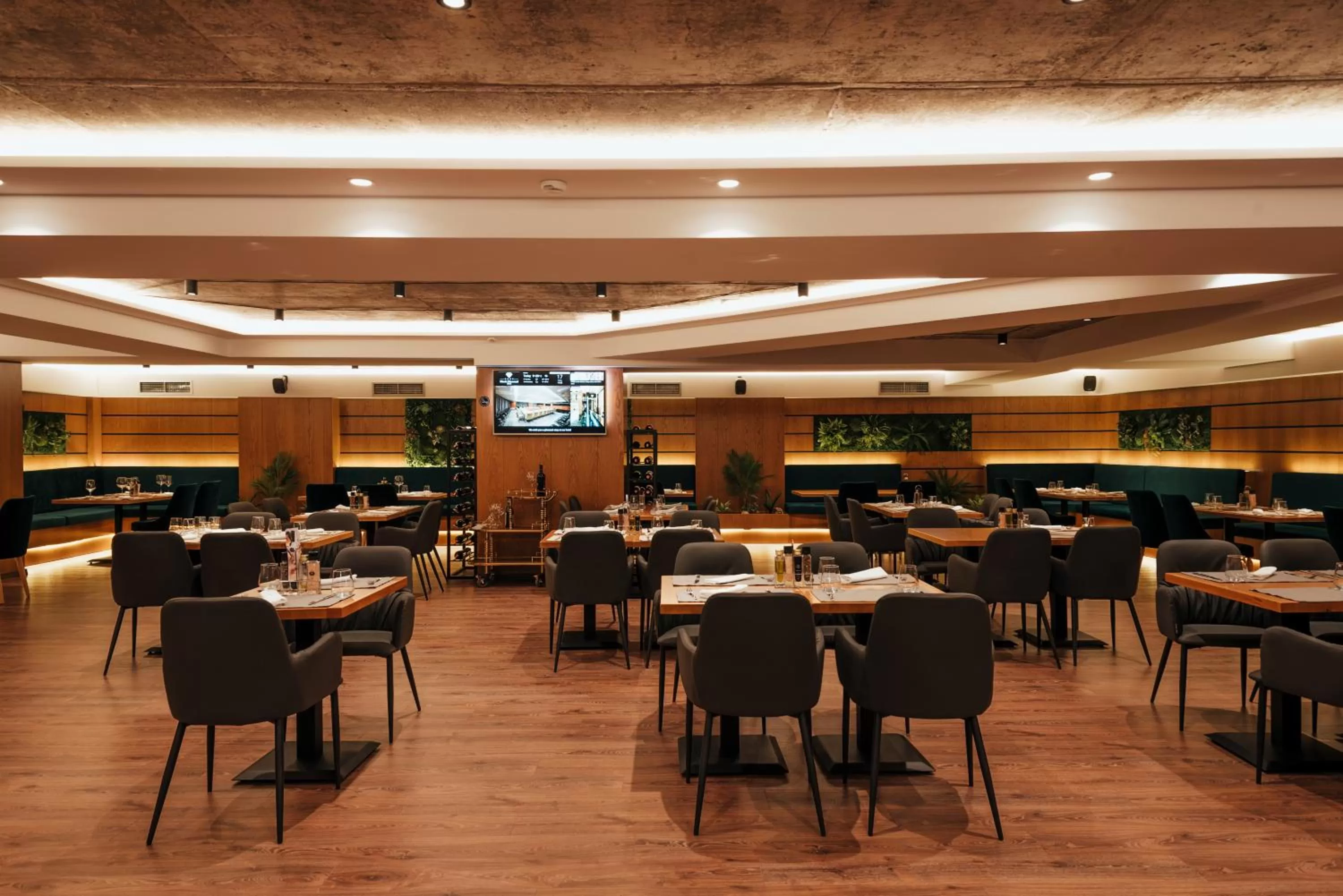 Restaurant/places to eat in Black Diamond Hotel