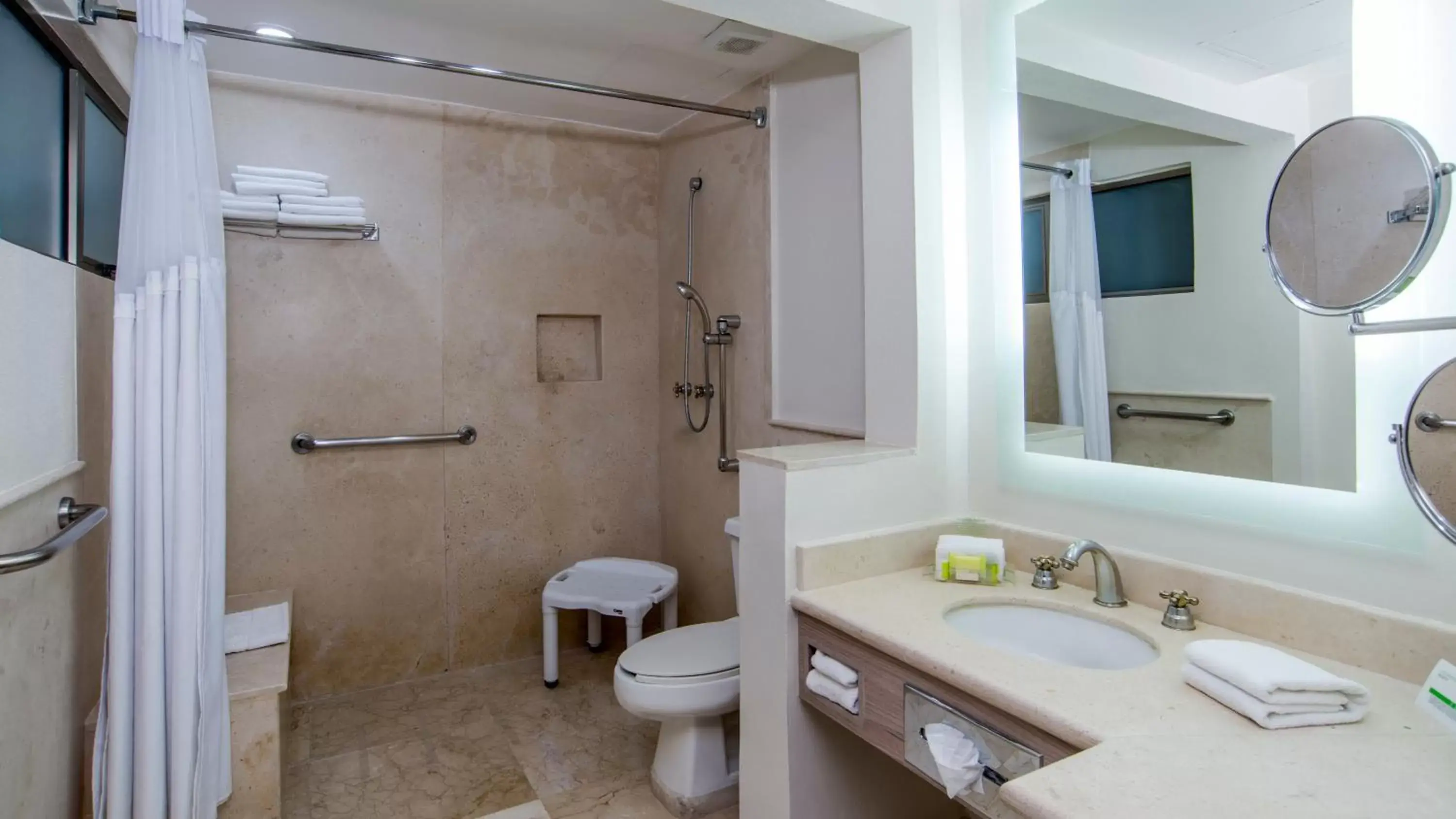 Photo of the whole room, Bathroom in Holiday Inn & Suites Mexico Zona Reforma, an IHG Hotel