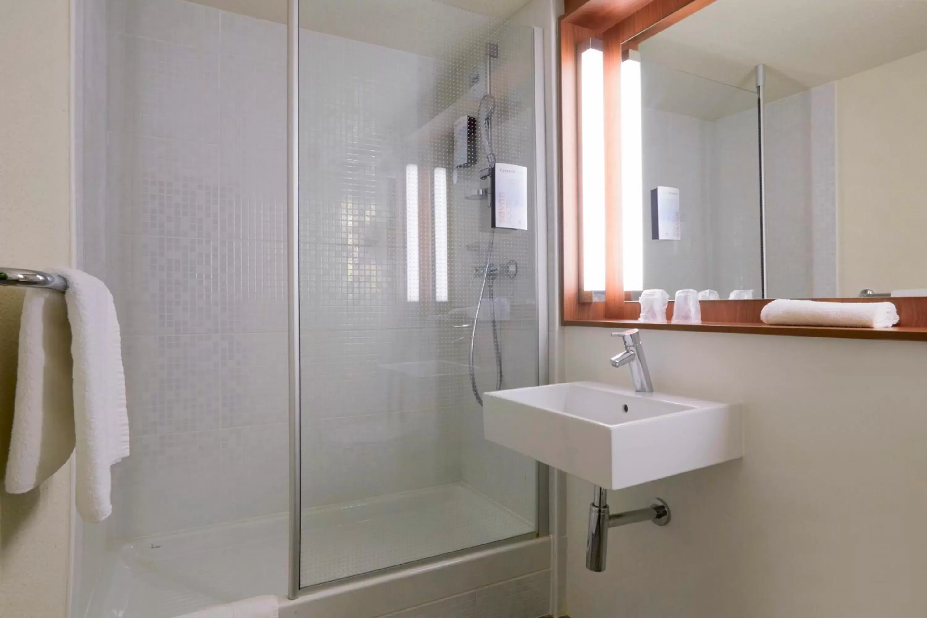 Shower, Bathroom in Campanile Hotel Senlis