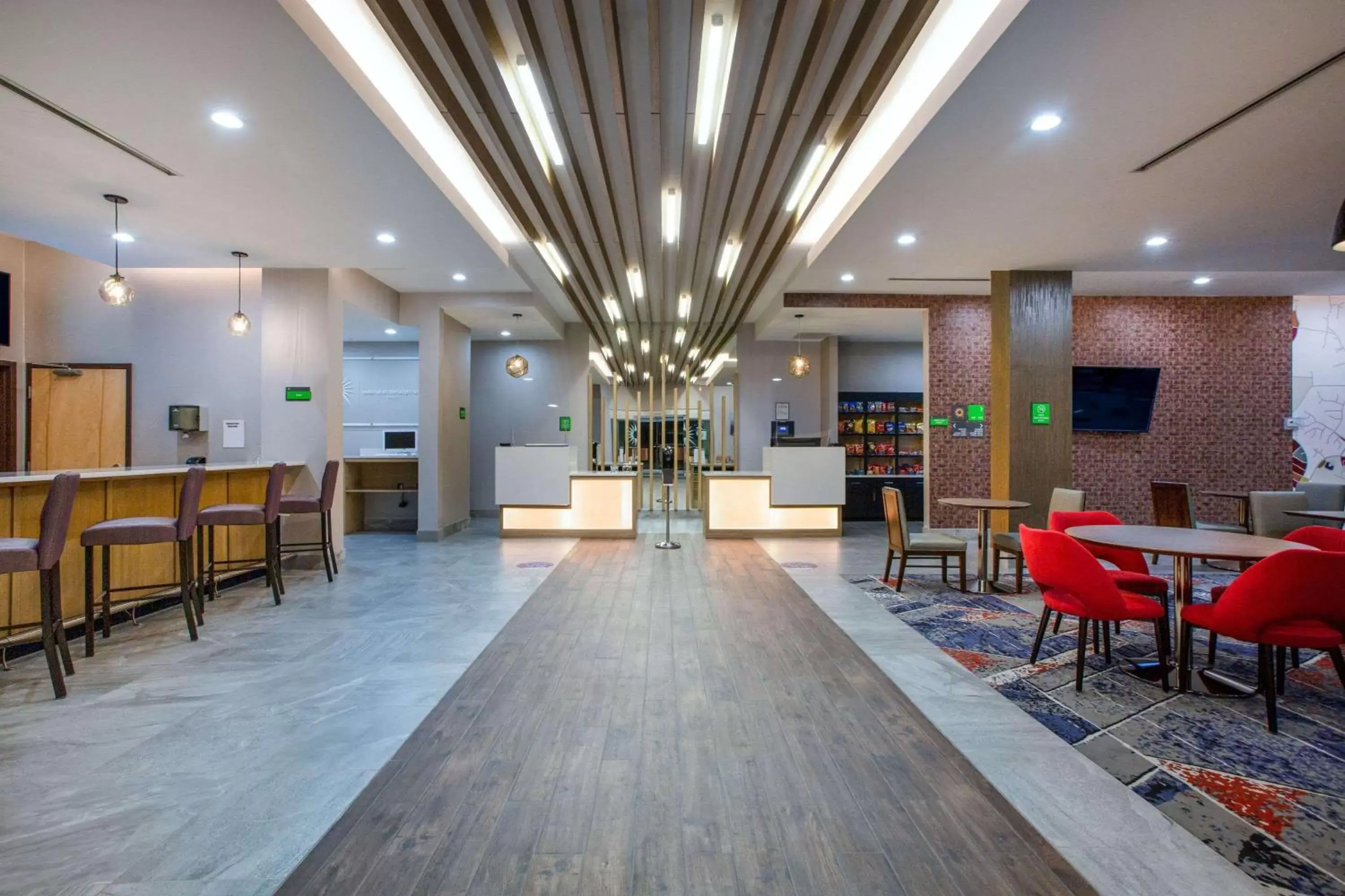 Lobby or reception in La Quinta Inn & Suites by Wyndham Manassas, VA- Dulles Airport