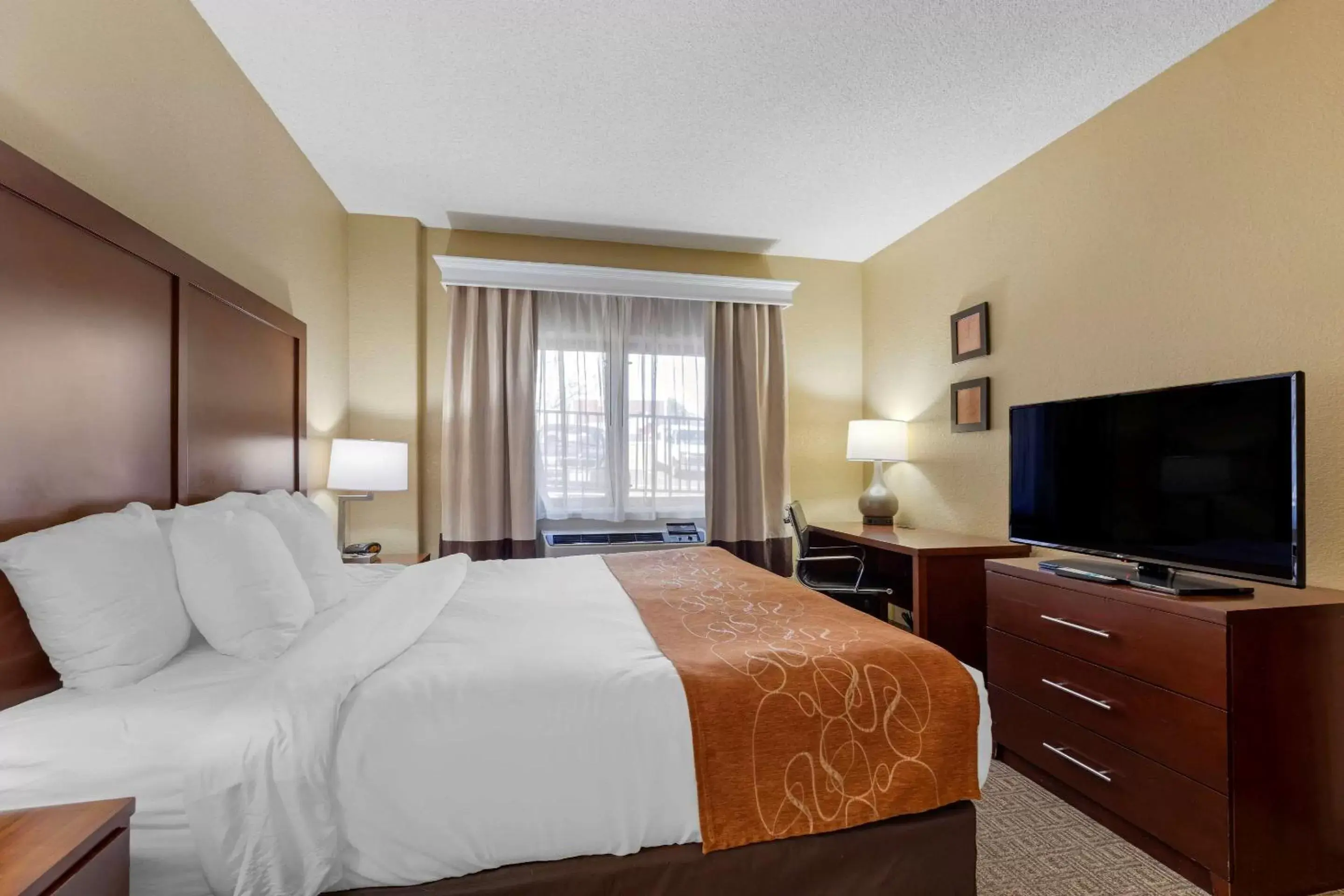 Bedroom, Bed in Comfort Suites Lakewood - Denver