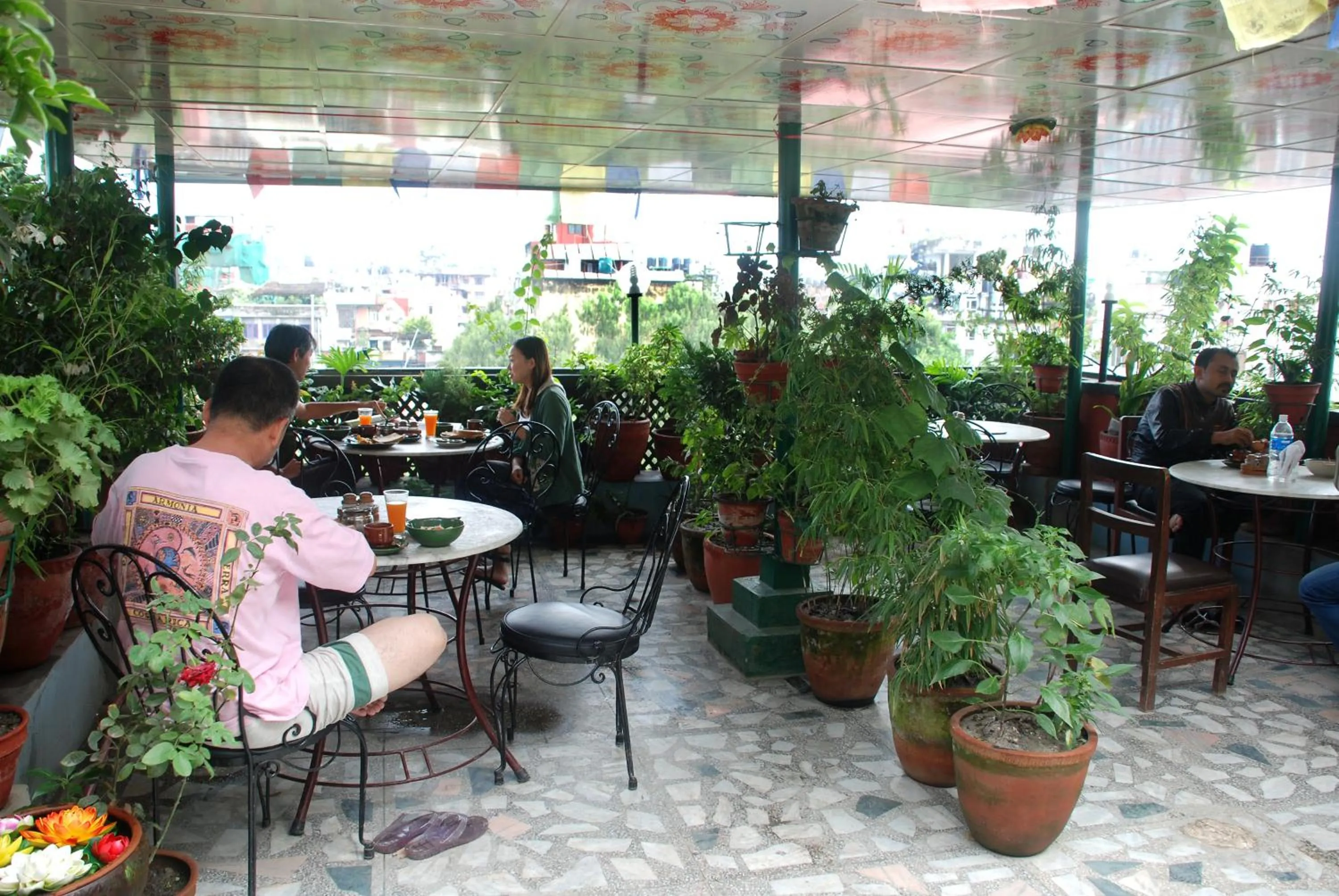 Restaurant/places to eat in Hotel Travelers Home