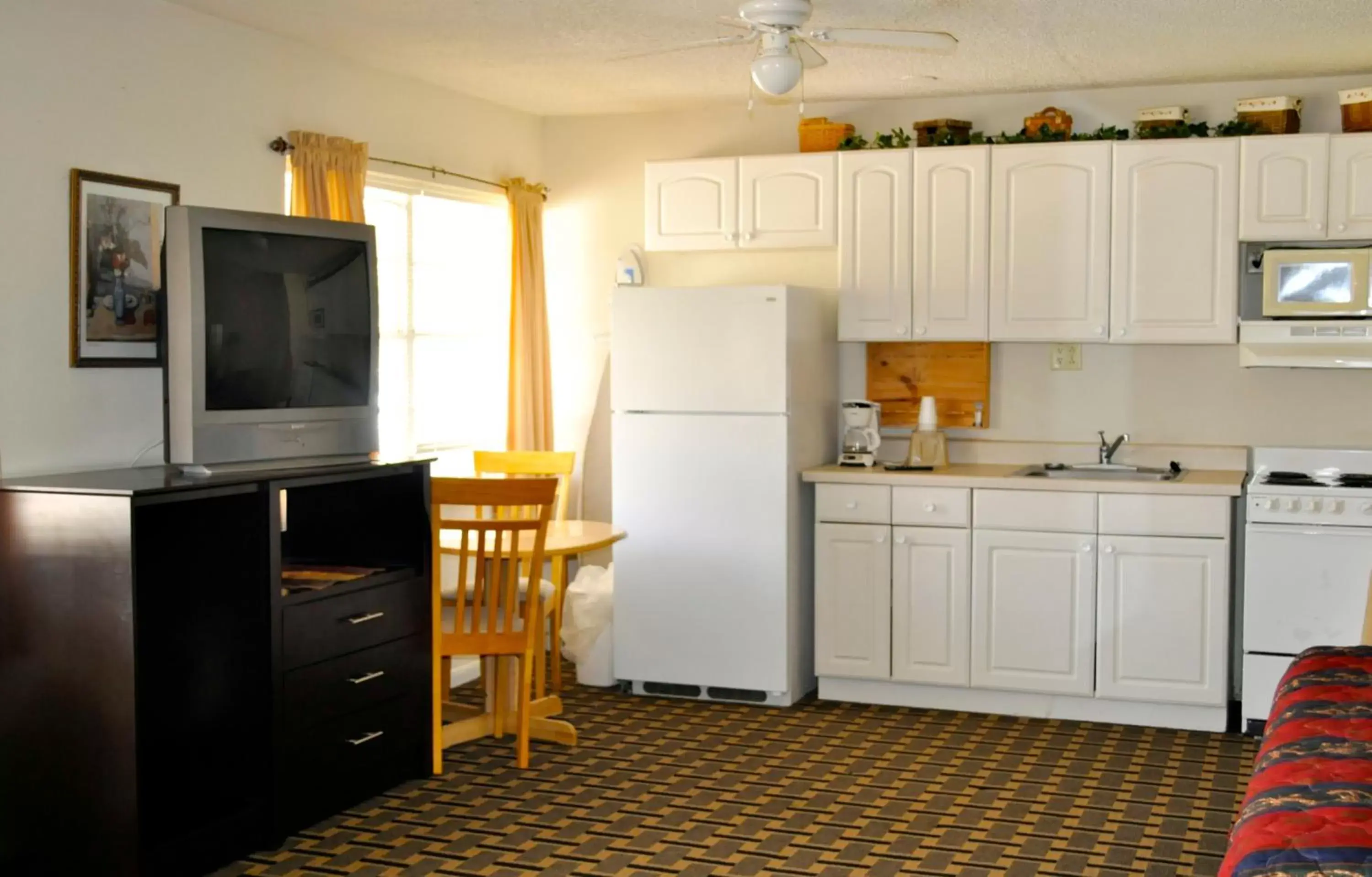 Kitchen/Kitchenette in Andrews Motor Inn