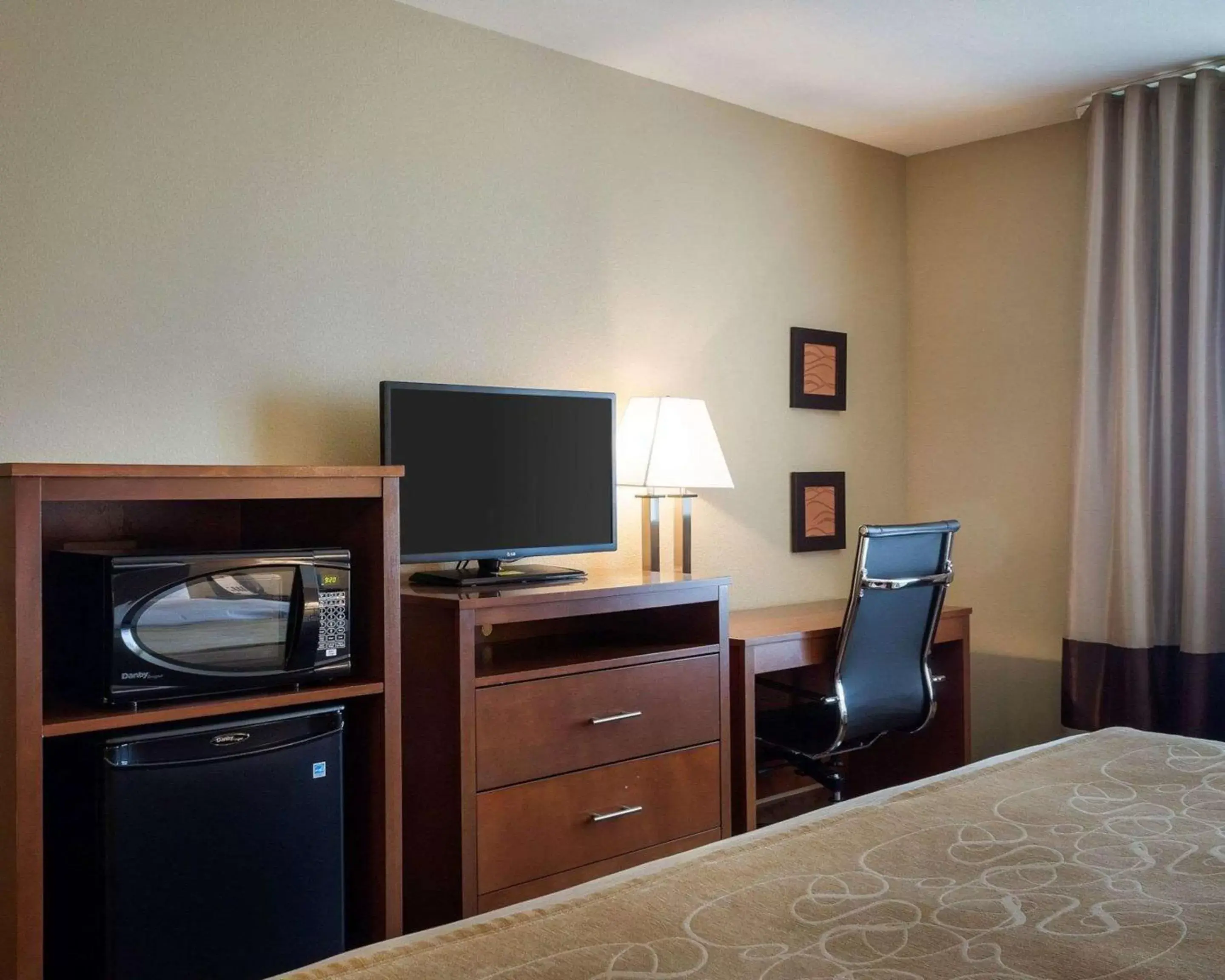 Photo of the whole room, TV/Entertainment Center in Comfort Inn & Suites Watford City