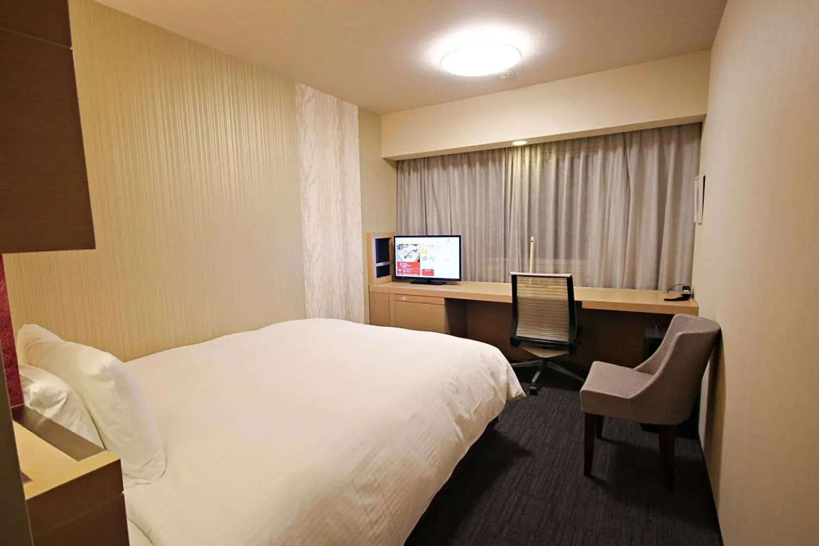View (from property/room), Bed in Richmond Hotel Premier Musashikosugi