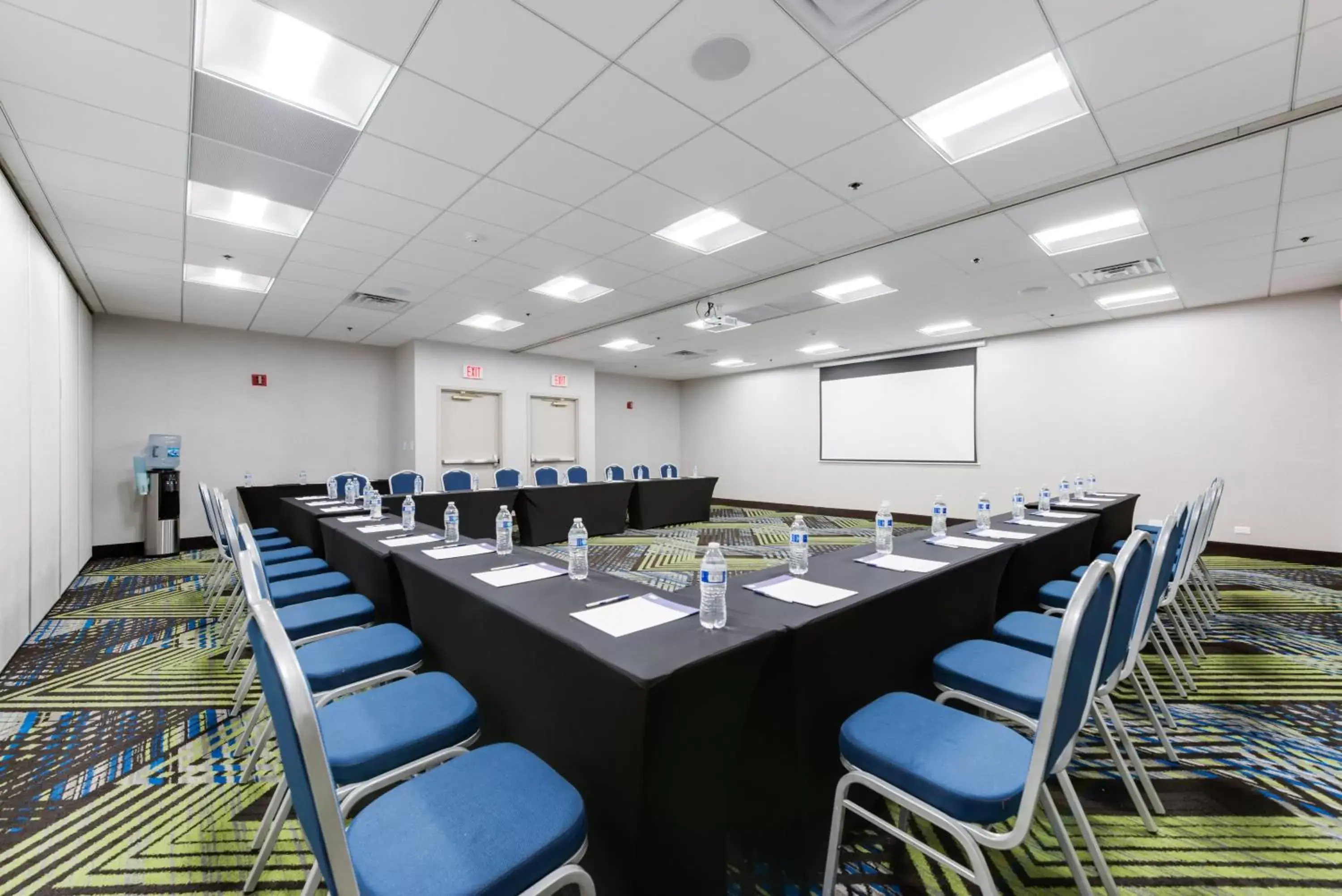Meeting/conference room in Holiday Inn Express Naperville, an IHG Hotel