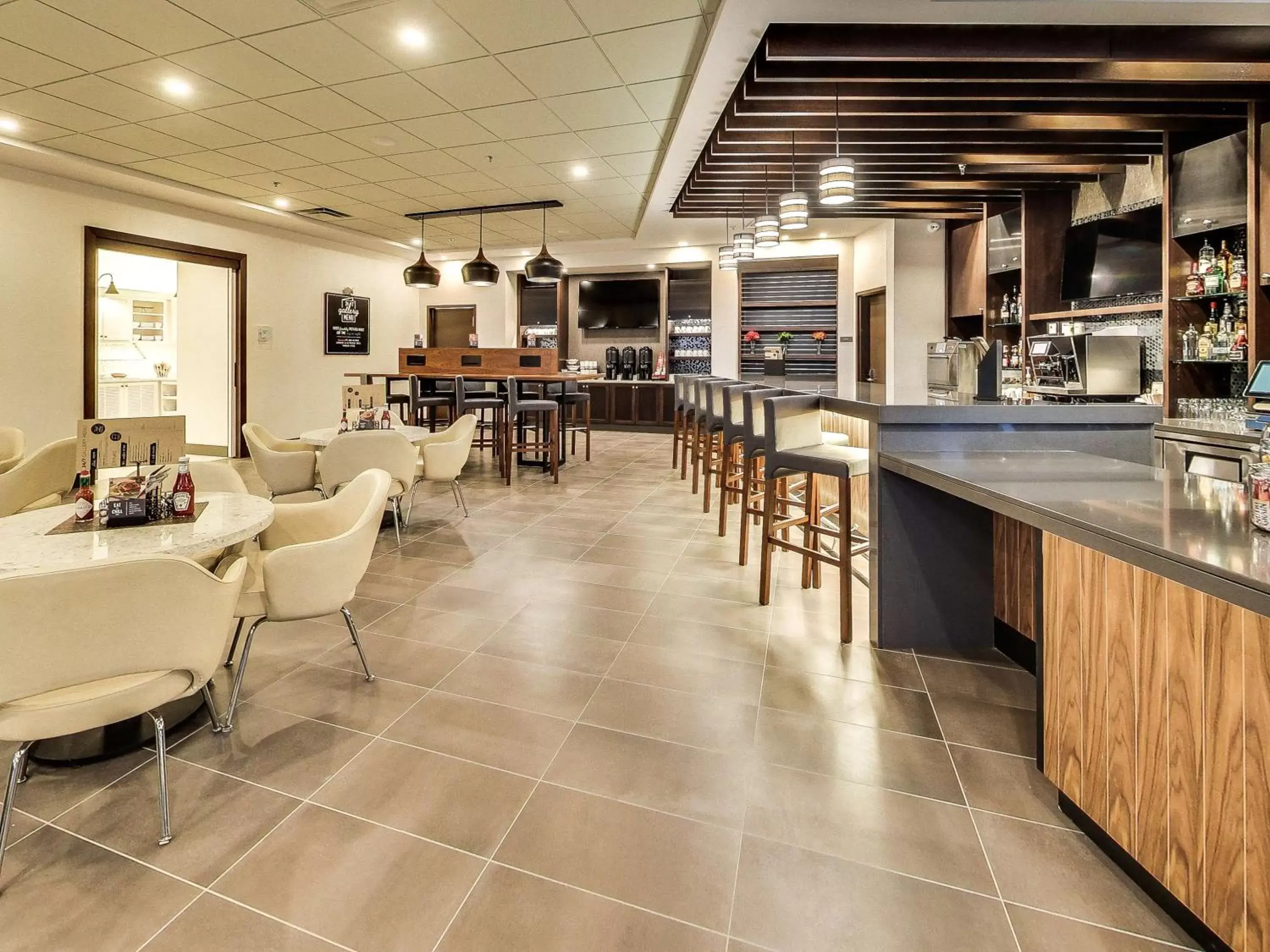 Lounge or bar in Hyatt Place Edmonton West Lounge or bar in Hyatt Place Edmonton West