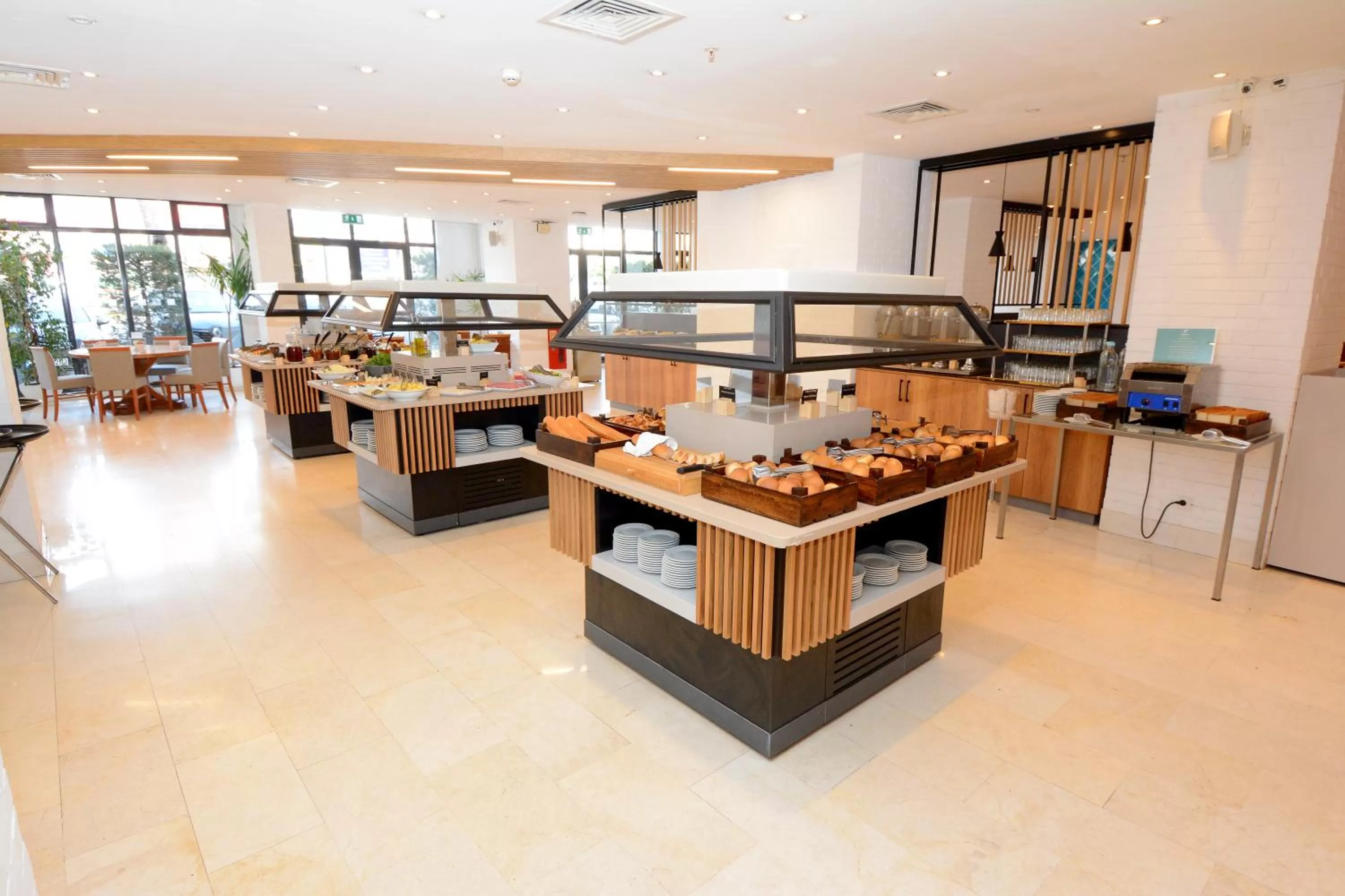 Restaurant/places to eat in Holiday Inn Istanbul City by IHG