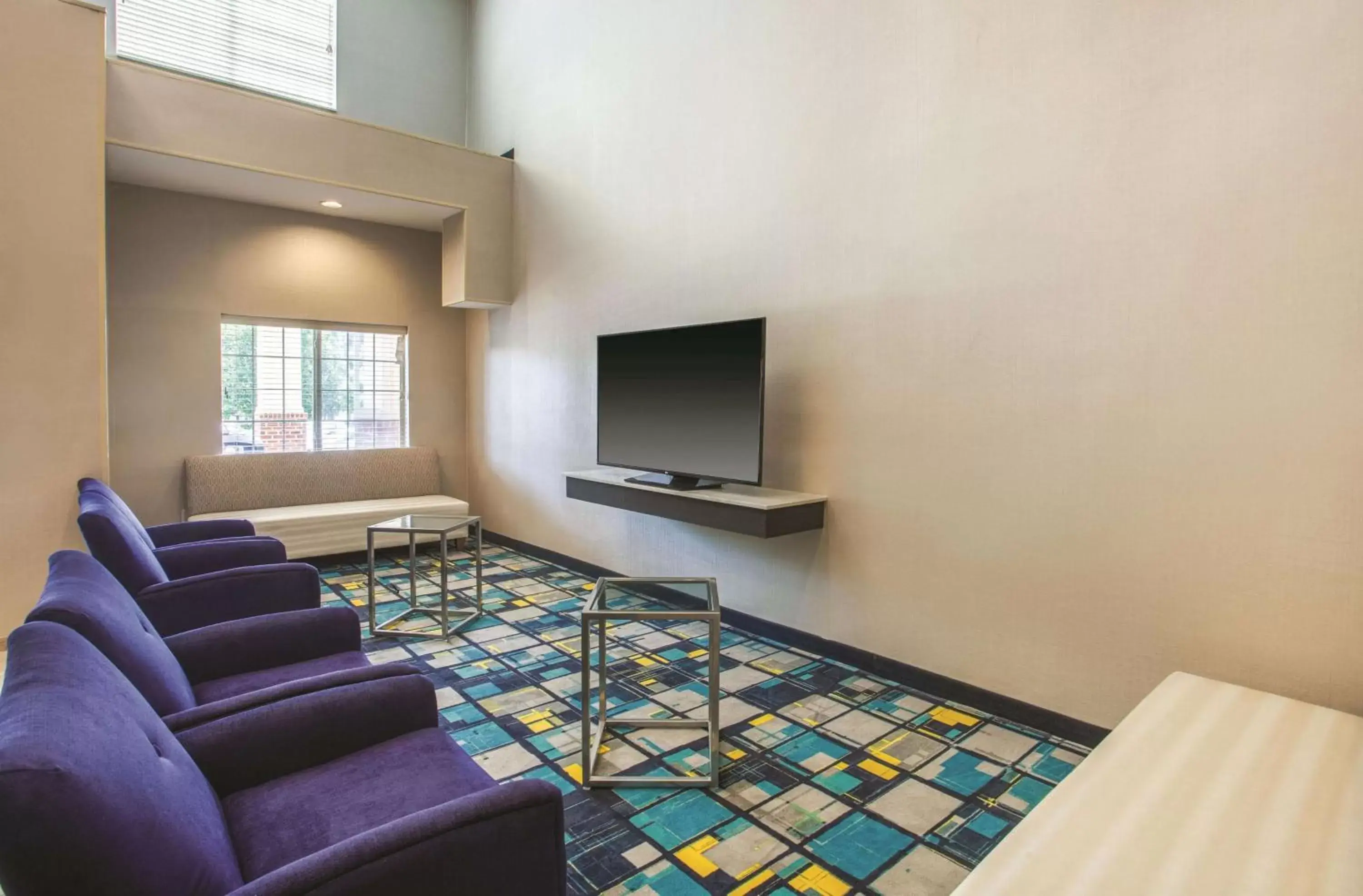 Lobby or reception, TV/Entertainment Center in La Quinta Inn by Wyndham Richmond South