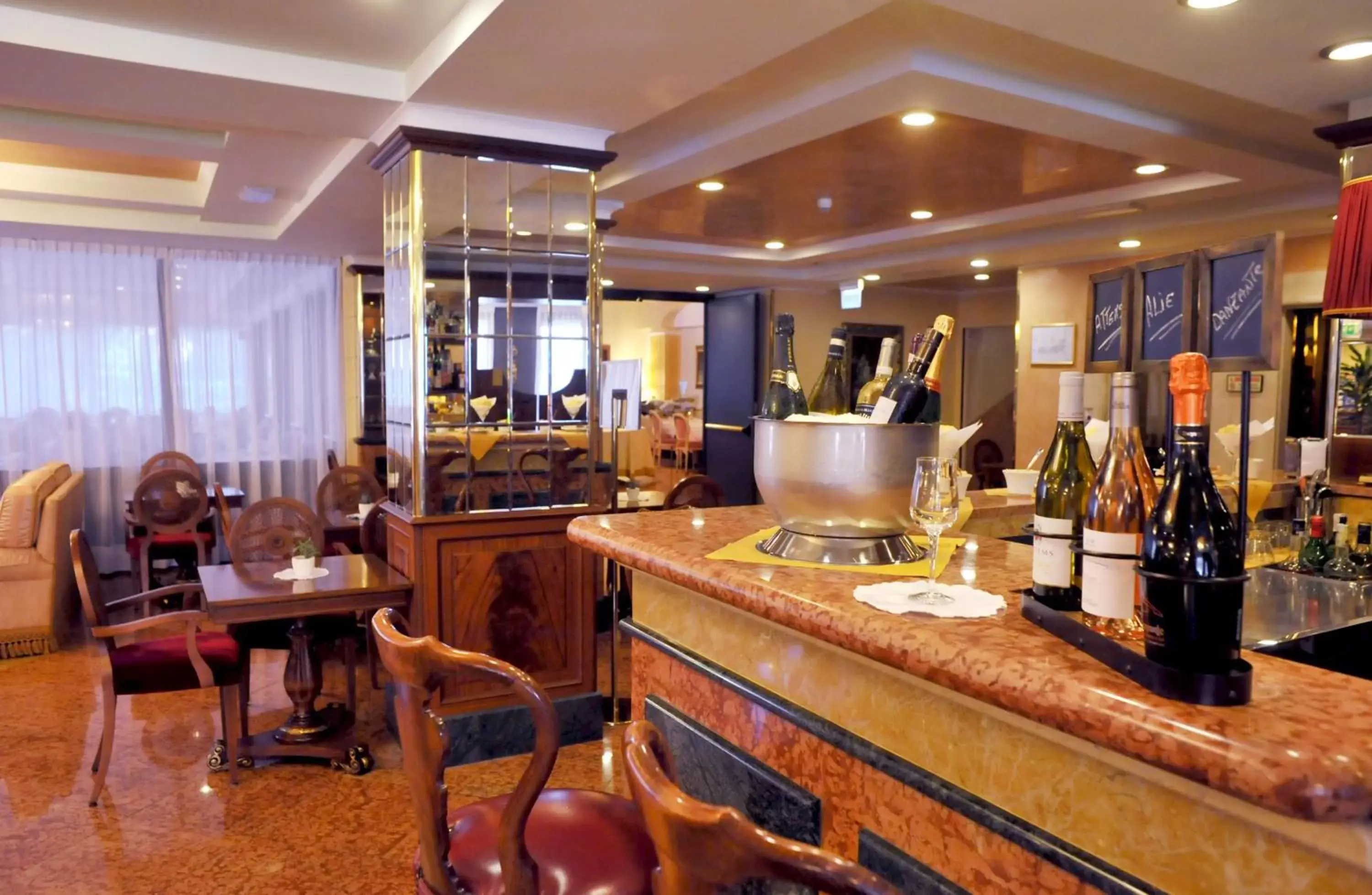 Lounge or bar, Restaurant/Places to Eat in Santa Barbara Hotel