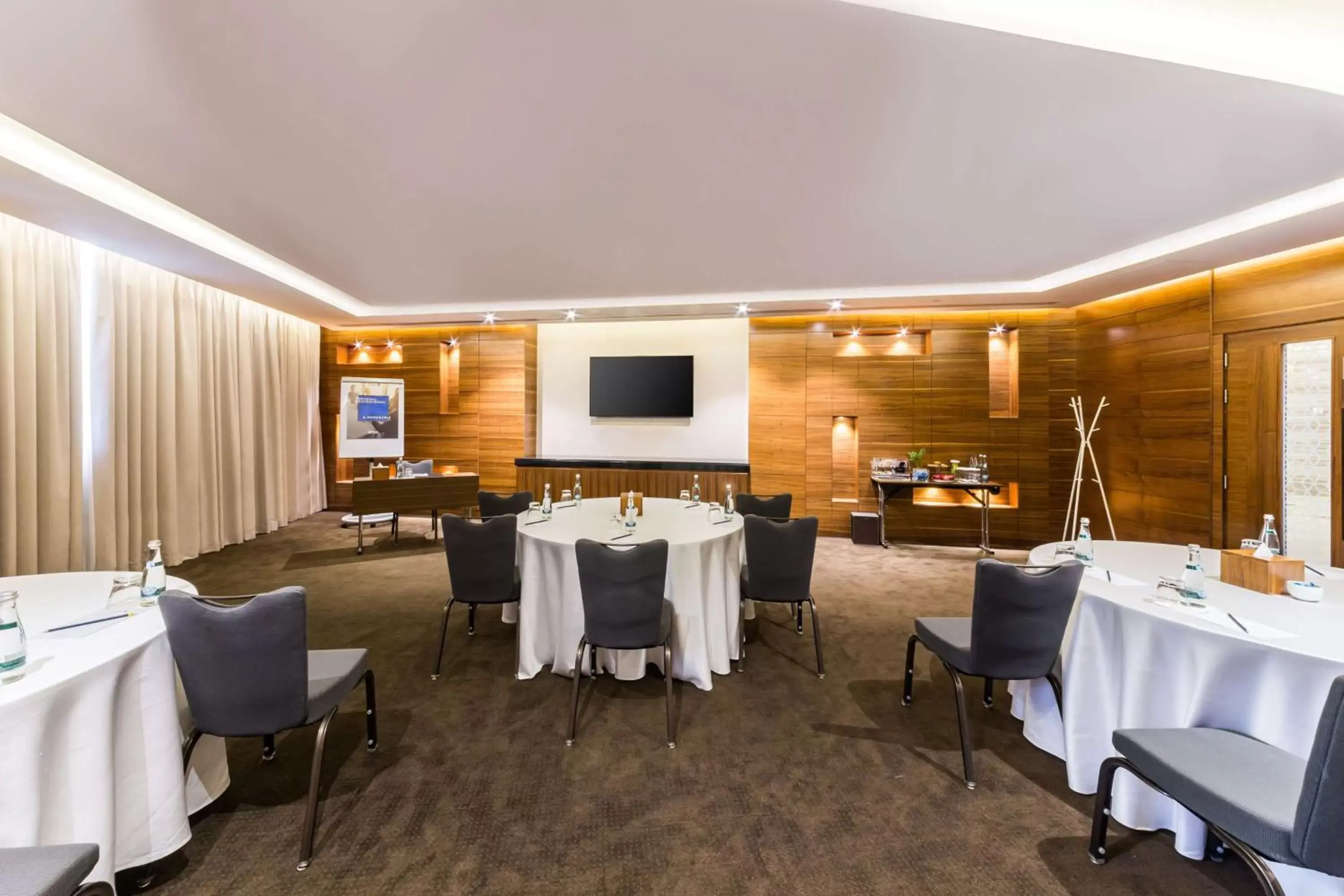 Business facilities, Restaurant/Places to Eat in Radisson Blu Hotel, Dubai Waterfront