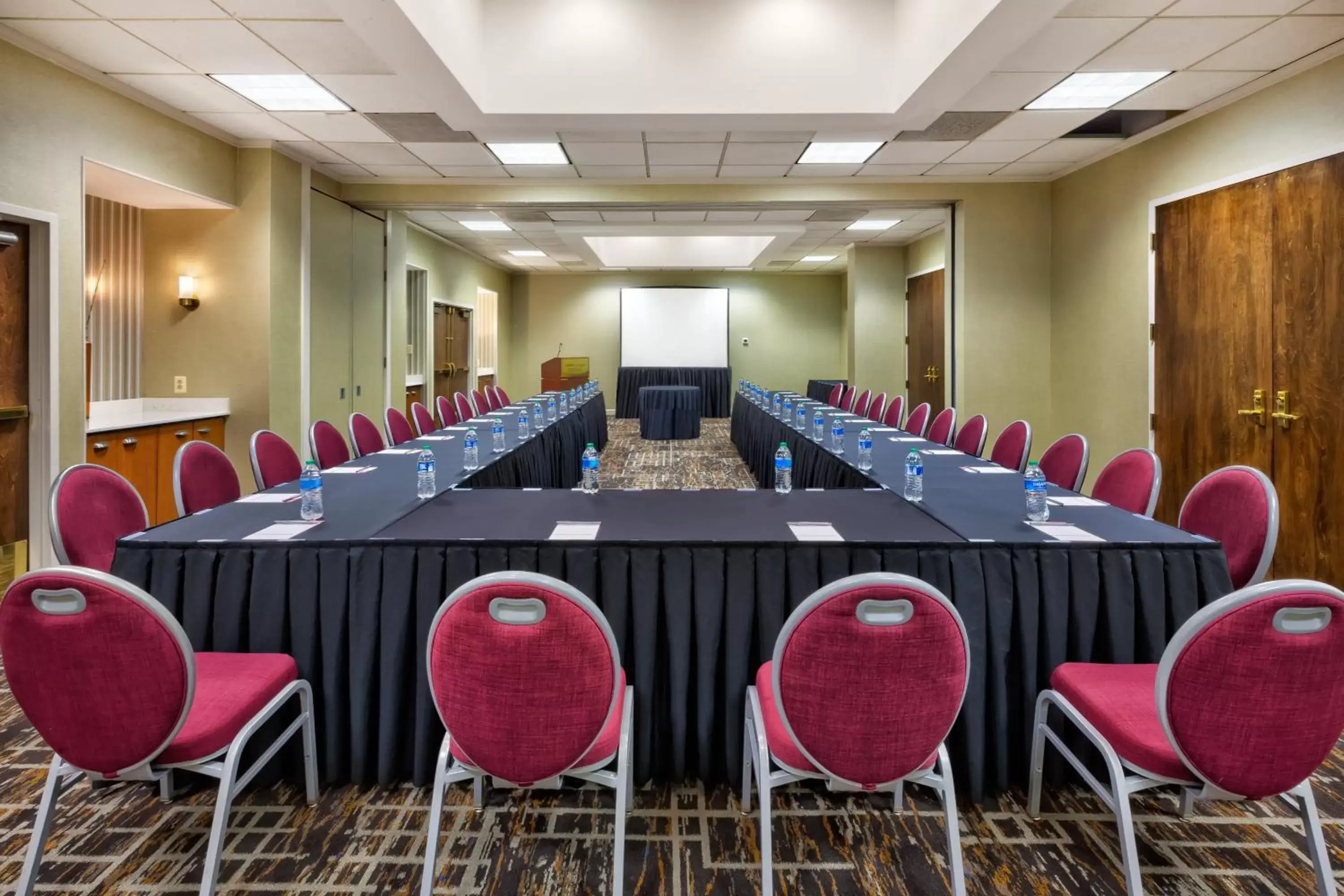 Meeting/conference room in Crowne Plaza Dulles Airport, an IHG Hotel