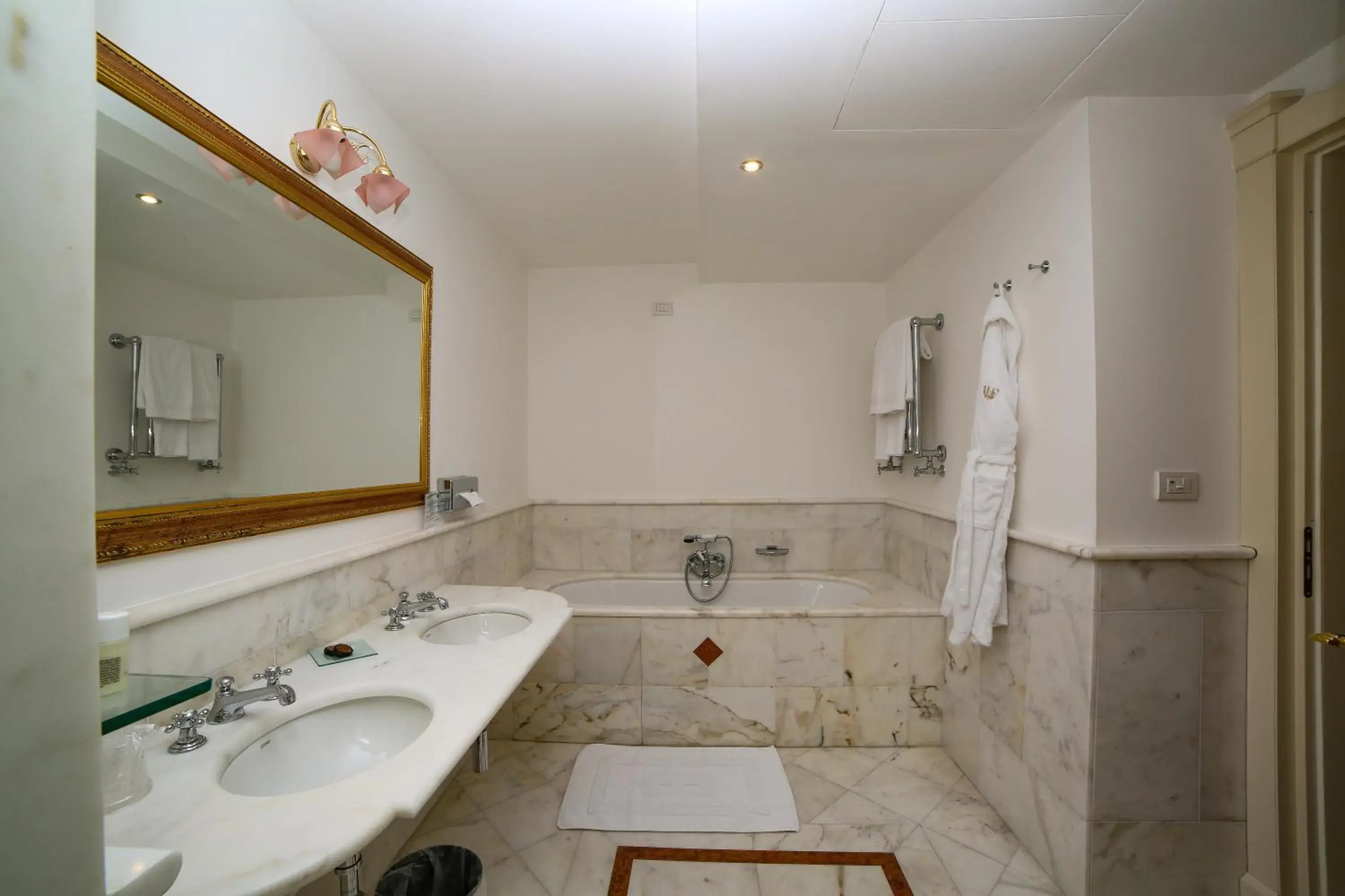 Shower, Bathroom in Hotel Villa Fraulo