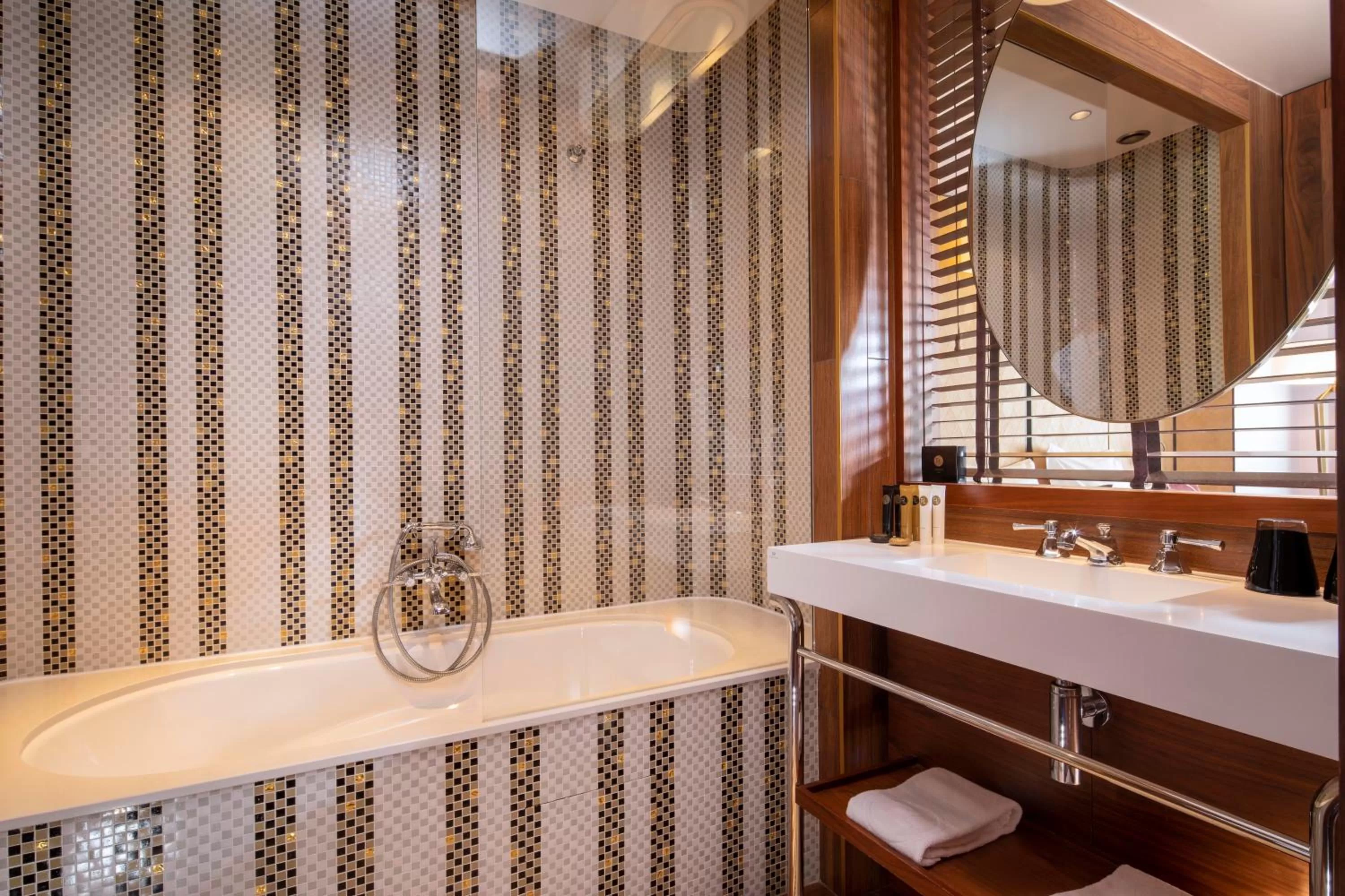 Bathroom in Hotel Maison FL