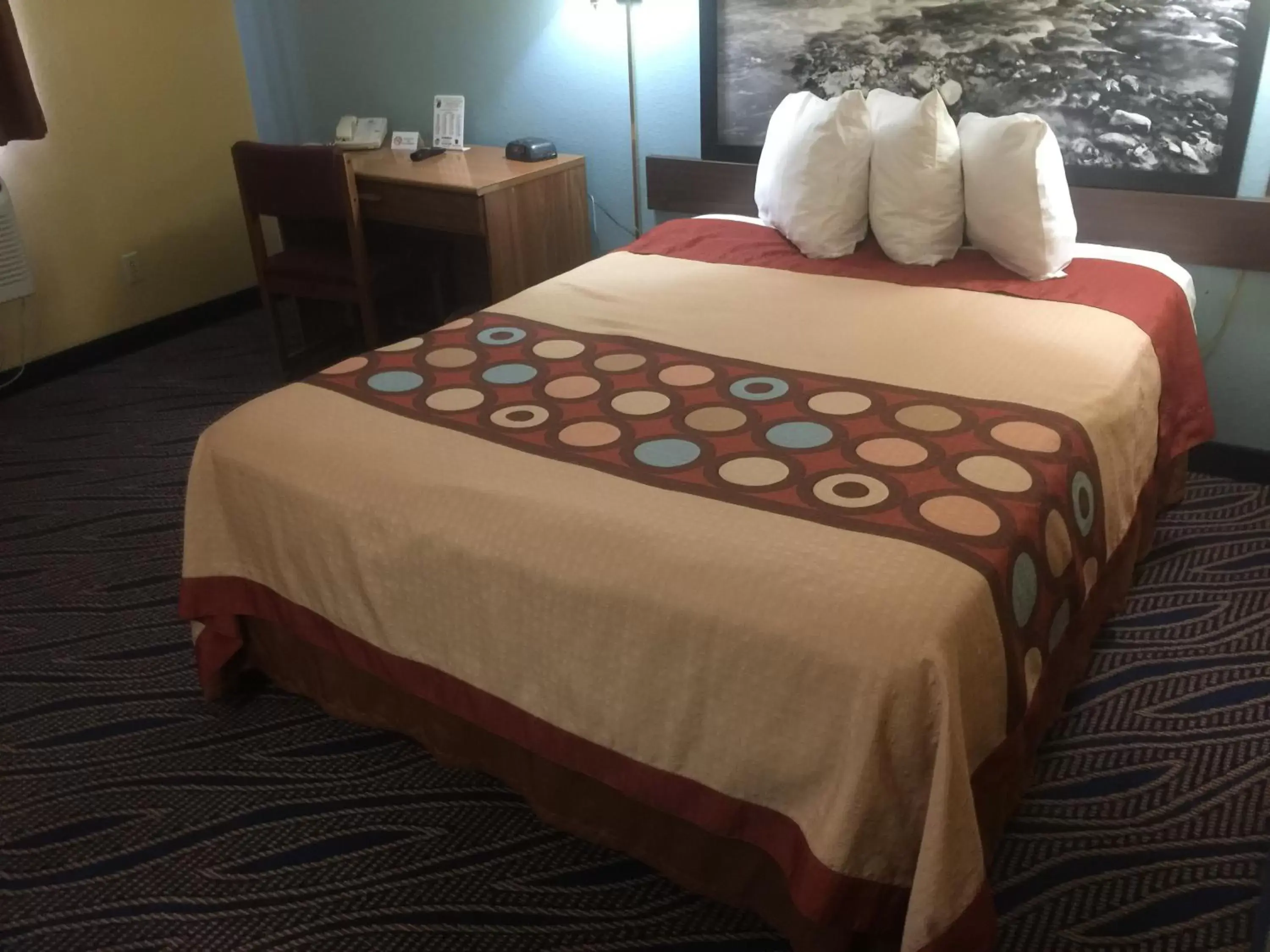 Bed in Super 8 by Wyndham Cedar City