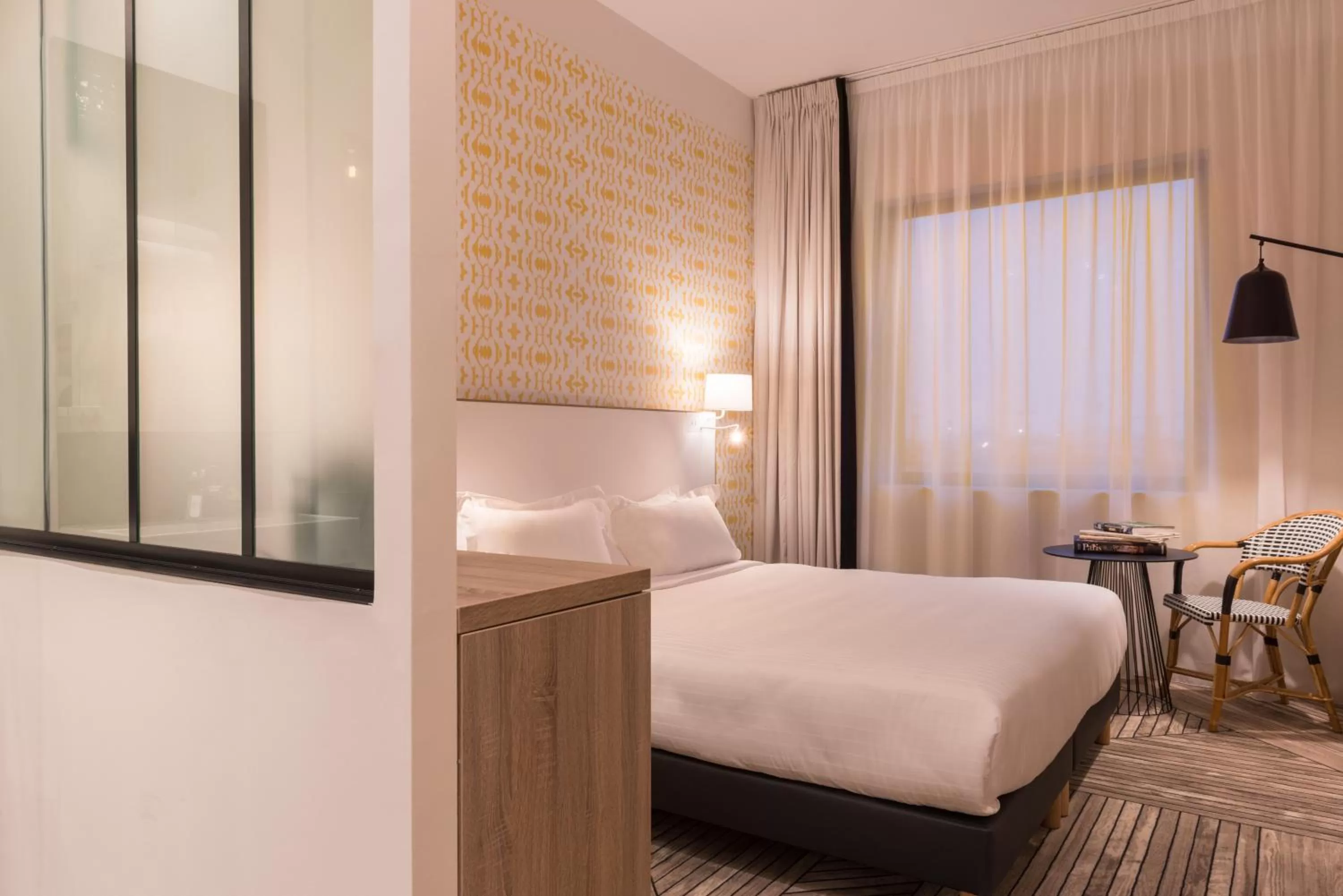 Bed in The Originals Boutique, Hôtel Maison Montmartre Paris Les Puces