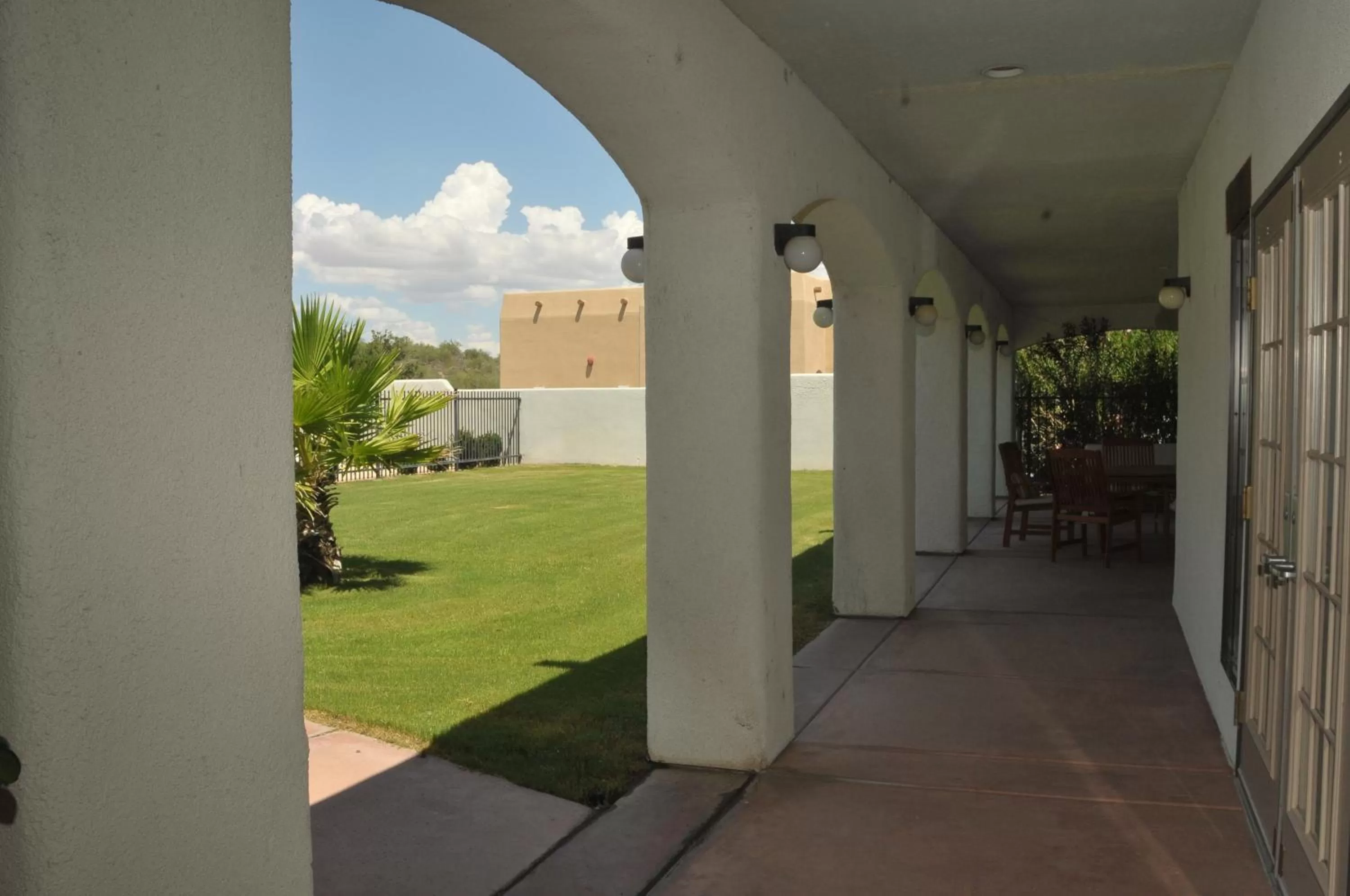 Property building in Los Viajeros Inn