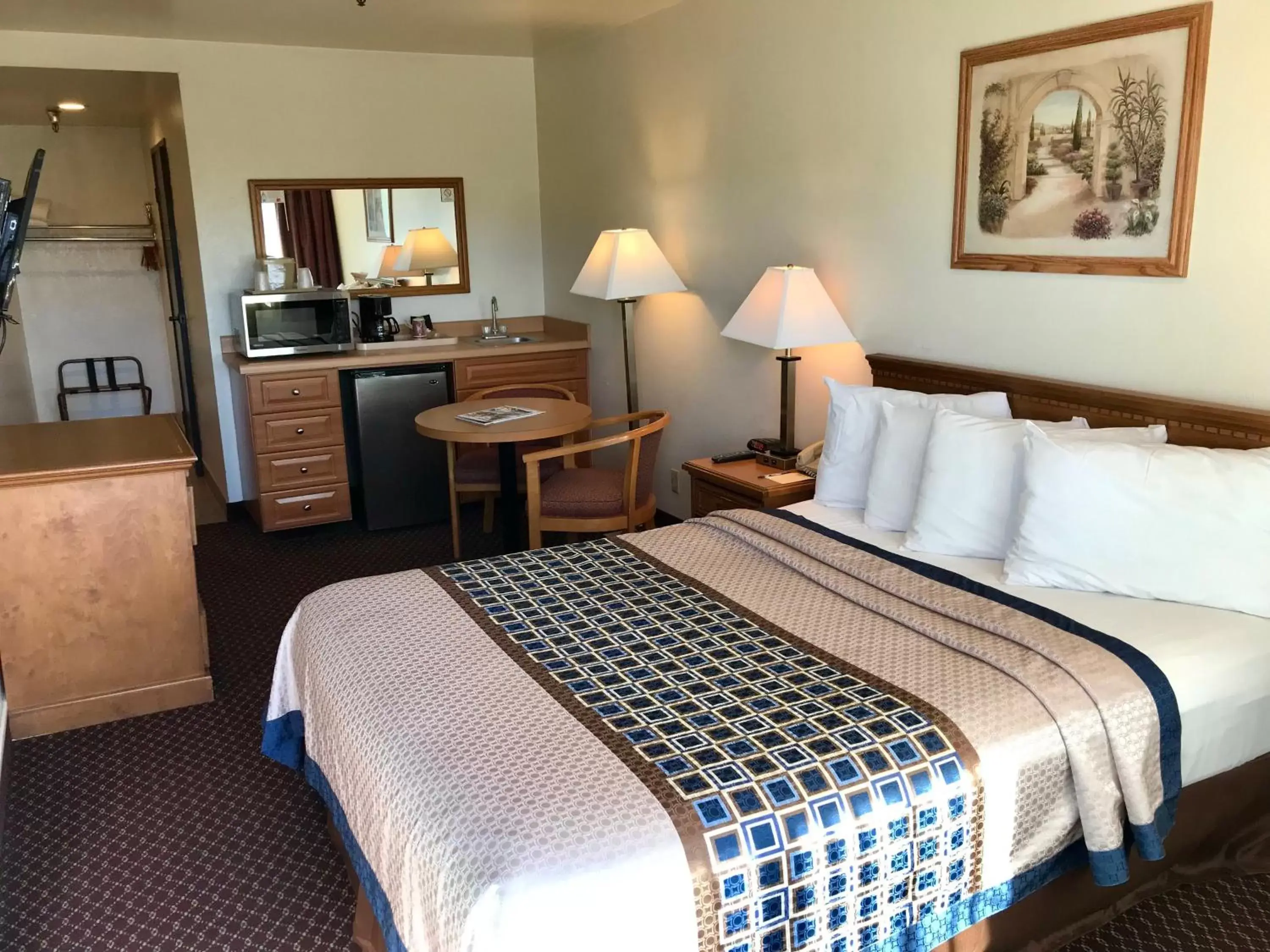 Kitchen or kitchenette, Bed in Oakridge Inn Kitchen or kitchenette, Bed in Oakridge Inn