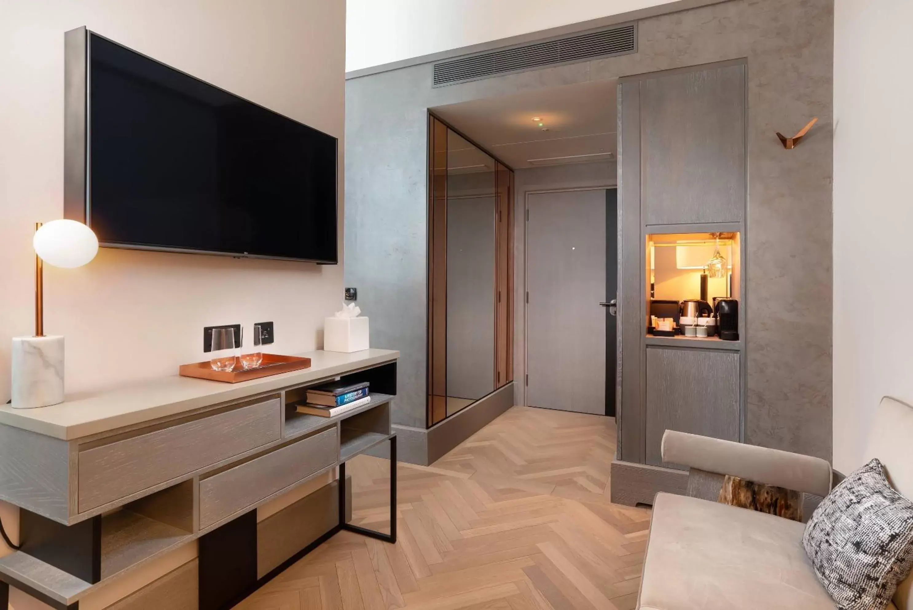 Bedroom, TV/Entertainment Center in Hart Shoreditch Hotel London, Curio Collection by Hilton