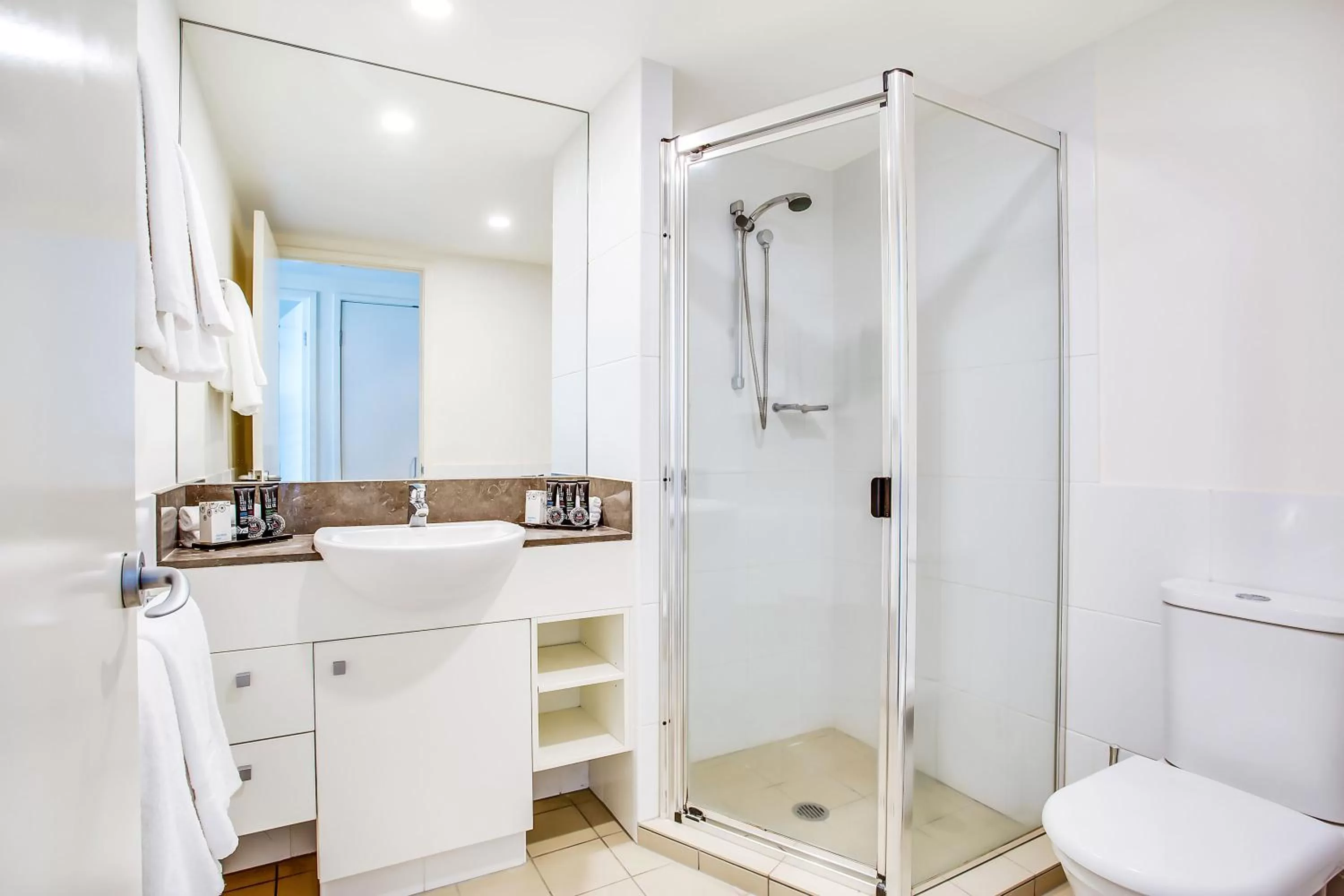 Toilet in Mantra Broadbeach on the Park