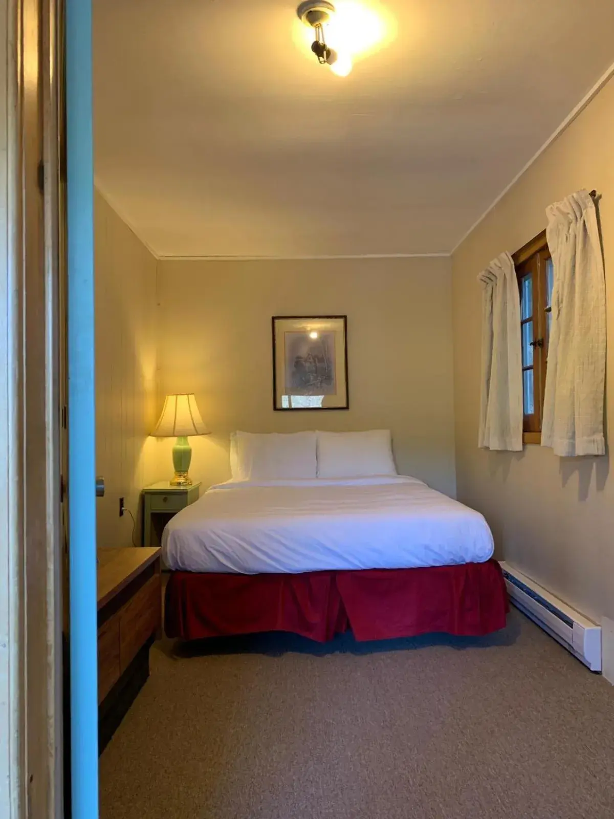 Bedroom, Bed in Algonquin Lakeside Inn