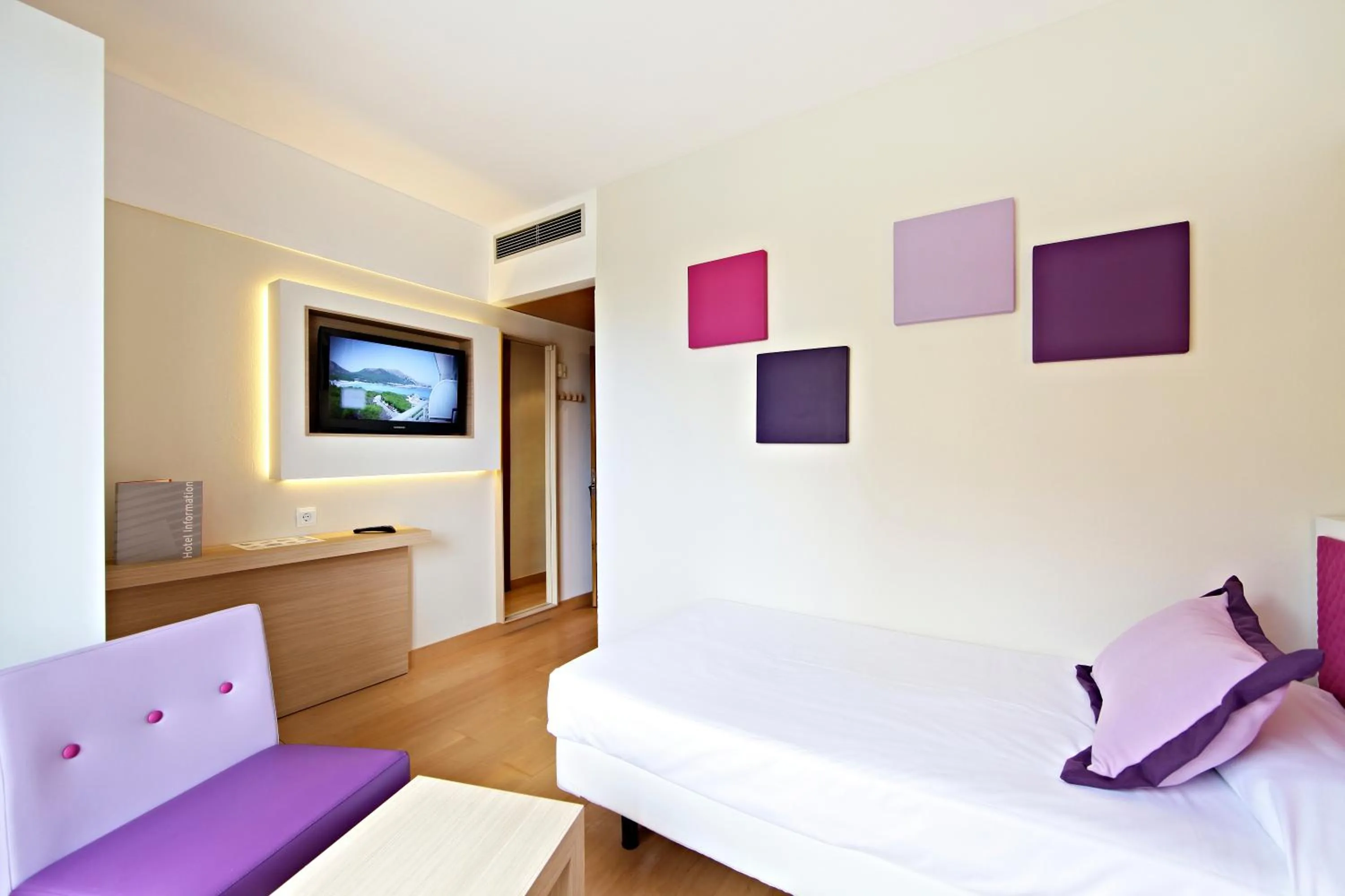 Photo of the whole room, Bed in Hotel & Spa S'Entrador Playa